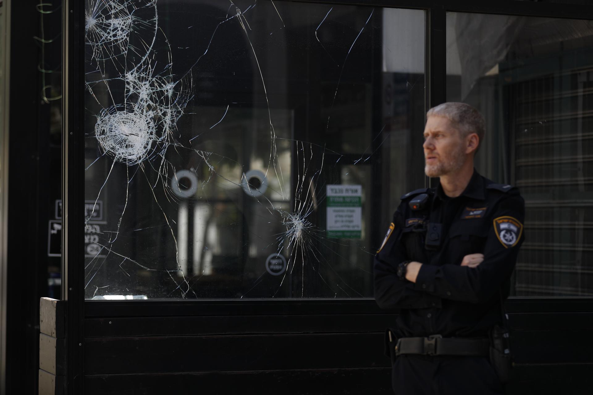An Israeli police officer looks on as he stands next to a damaged window after clashes between opponents of the Eritrean regime and the Israeli police in Tel Aviv, Israel, 02 September 2023. EFE-EPA/ATEF SAFADI

