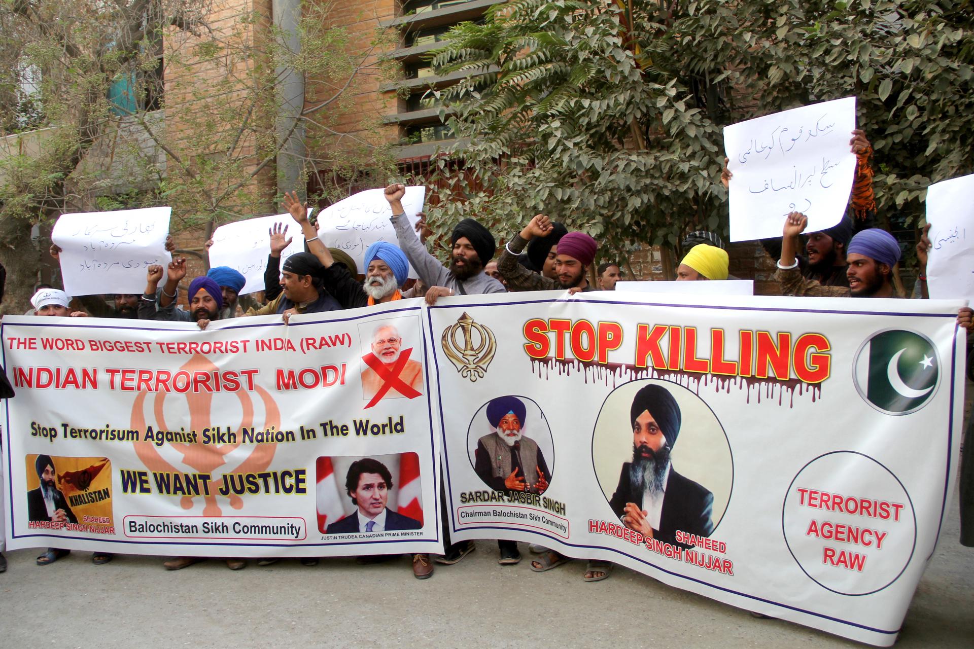 Pakistani Sikh minority hold placards during a protest against India over Sikh activist Hardeep Singh Nijjar's murder in Canada, in Quetta, Pakistan, 23 September 2023. EFE-EPA/JAMAL TARAQAI