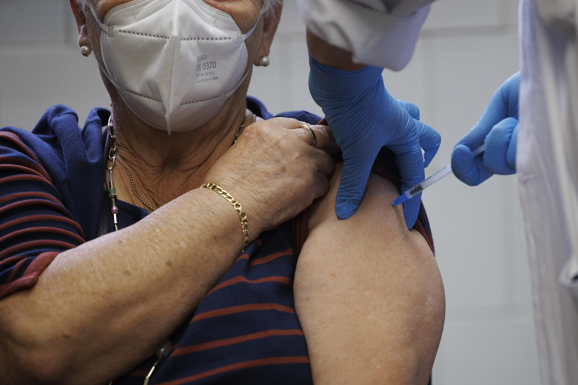 Un paciente recibe una dosis de la vacuna conjunta frente a la covid-19 y la gripe en el Centro de Salud Alameda de Osuna en Madrid el pasado año . EFE/Sergio Pérez