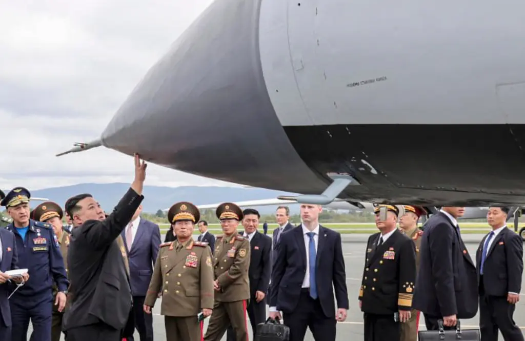 Fotografía cedida por el servicio de prensa del Ministerio de Defensa de Rusia que muestra al líder norcoreano, Kim Jong-un (c), y al ministro de Defensa ruso, Serguéi Shoigú (2-i), inspeccionando aviones militares rusos en el aeródromo de Knevichi, cerca de Vladivostok (Rusia), este 16 de septiembre de 2023. EFE/EPA/Ministerio de Defensa de Rusia
