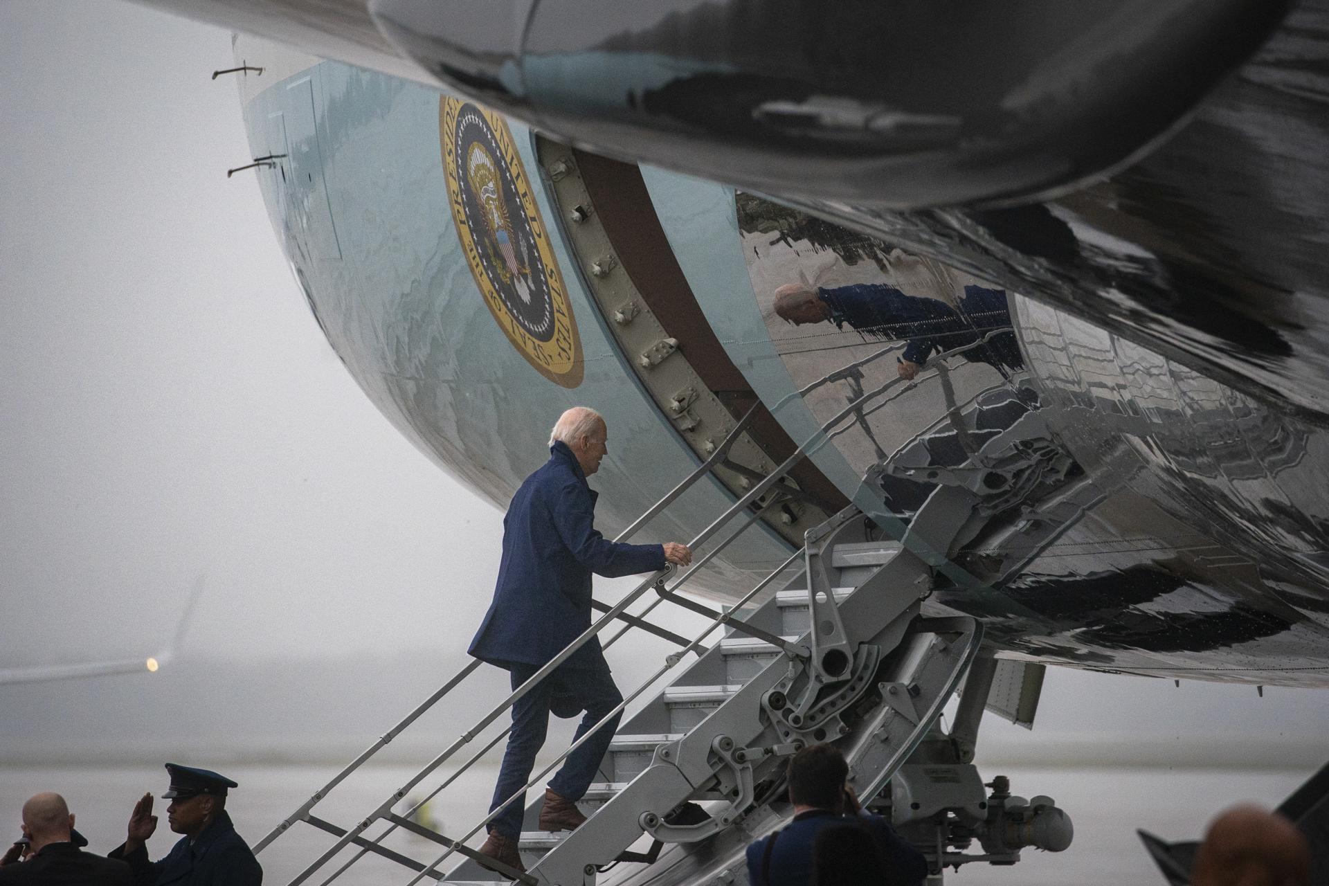 El presidente de EE.UU., Joe Biden, aborda el avión Air Force One en Maryland, este 26 de septiembre de 2023, para dirigirse a Detroit. EFE/Al Drago/Pool