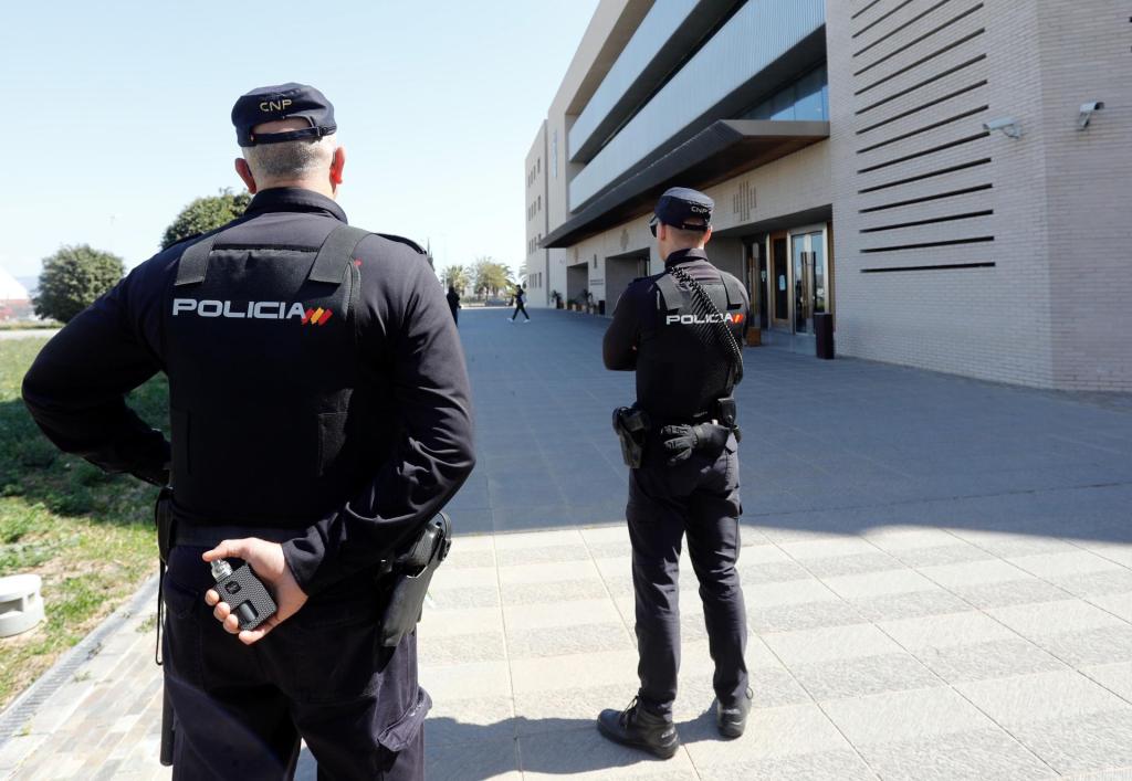 Varios agentes de la Policía Nacional frente a las puertas de la Audiencia de Castellón. EFE/ Domenech Castelló/Archivo
