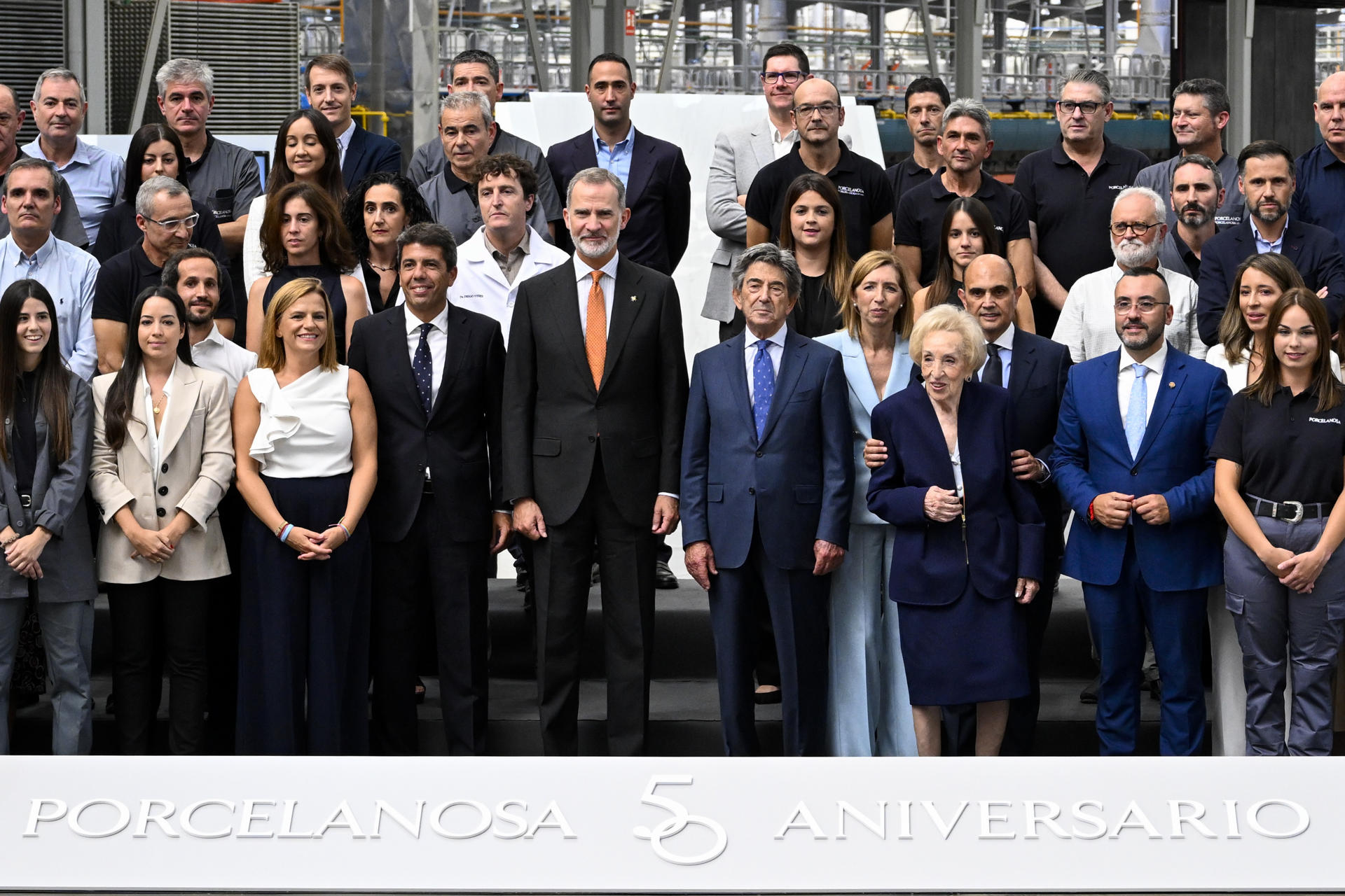 El rey Felipe posa con autoridades y empleados de Porcelanosa Grupo durante la visita a las instalaciones de esta empresa azulejera con motivo de su 50 aniversario. EFE/Andreu Esteban