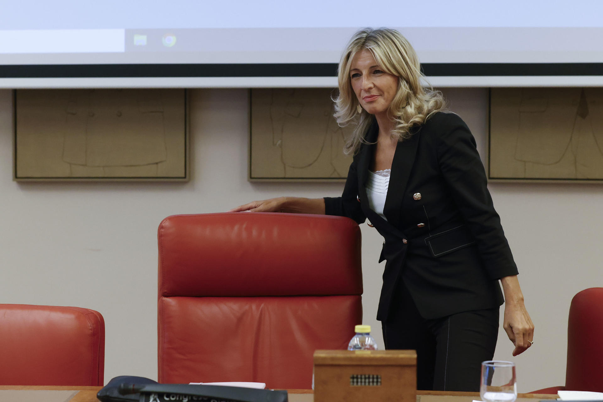 La líder de Sumar, Yolanda Díaz, preside la reunión del Grupo Parlamentario Plurinacional de la coalición en el Congreso en Madrid. EFE/ Javier Lizón