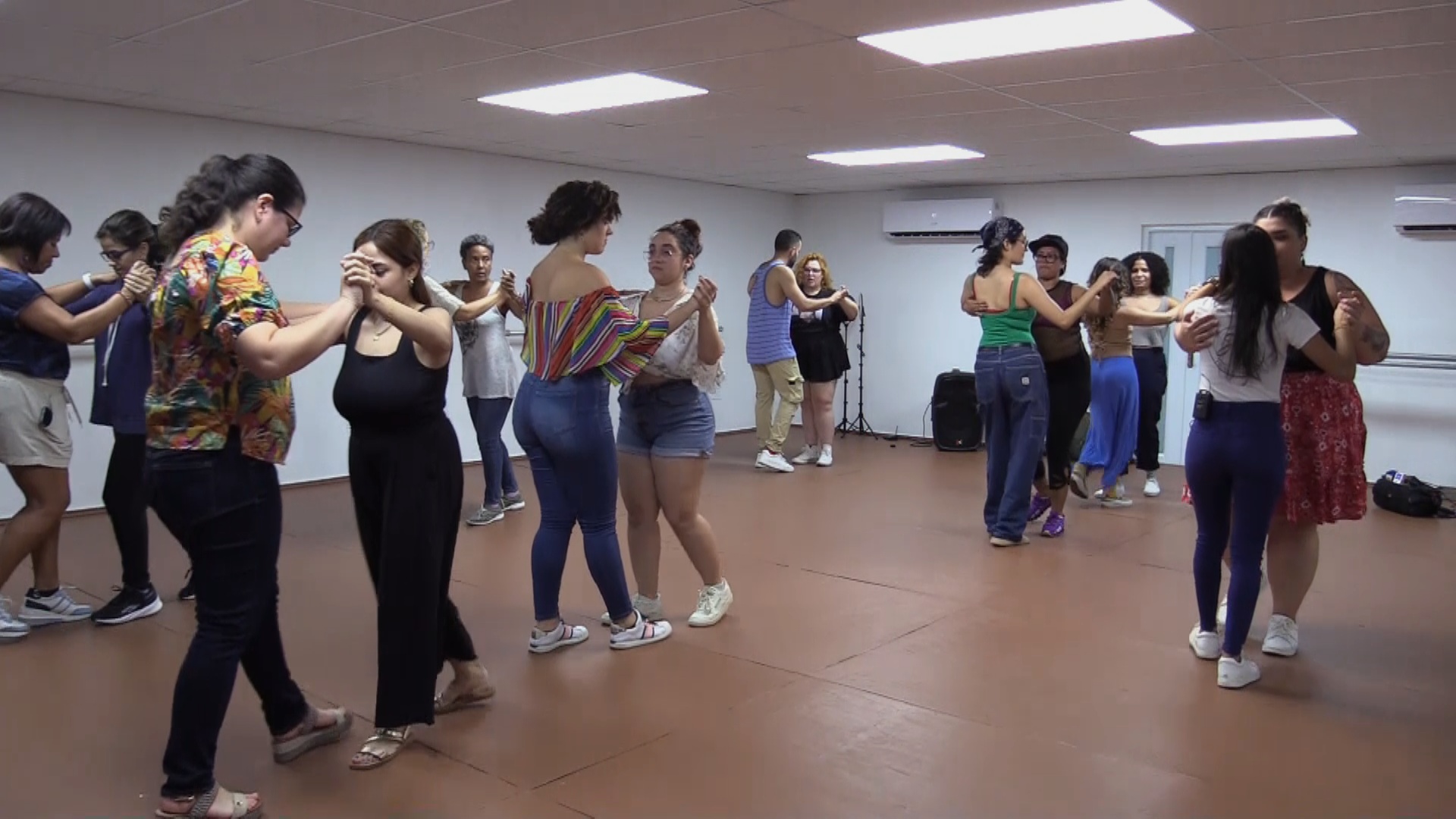 Puerto Ricans shatter gender roles with salsa picture