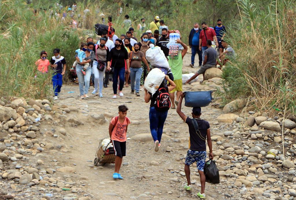 Ciudadanos venezolanos ingresan a Colombia a través de pasos irregulares, en una fotografía de archivo. EFE/Mario Caicedo
