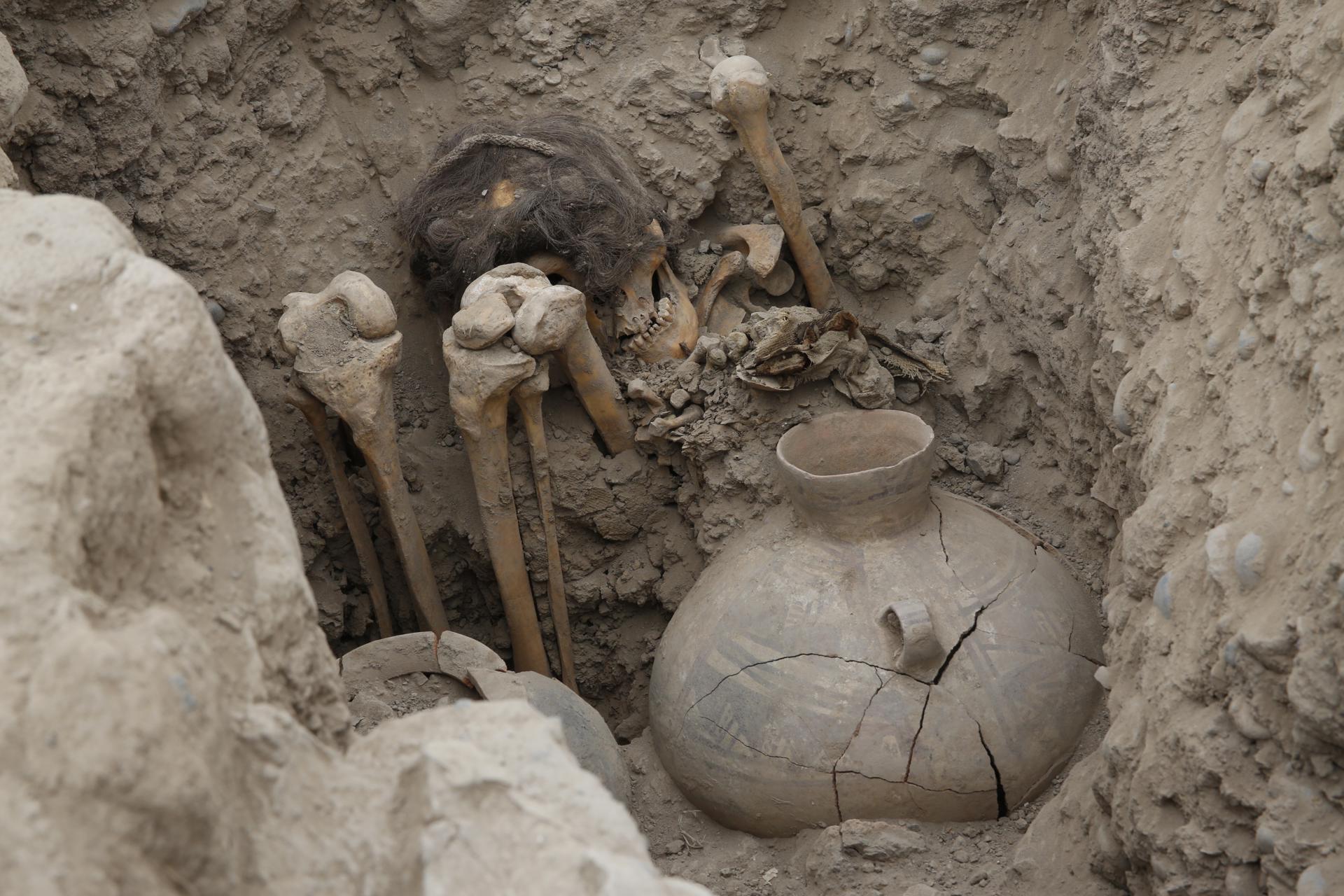 Fotografía cedida por el Ministerio de Cultura del Perú que muestra una tumba encontrada en el complejo arqueológico de Pucllana, en Lima (Perú). EFE/ Cortesía Ministerio De Cultura