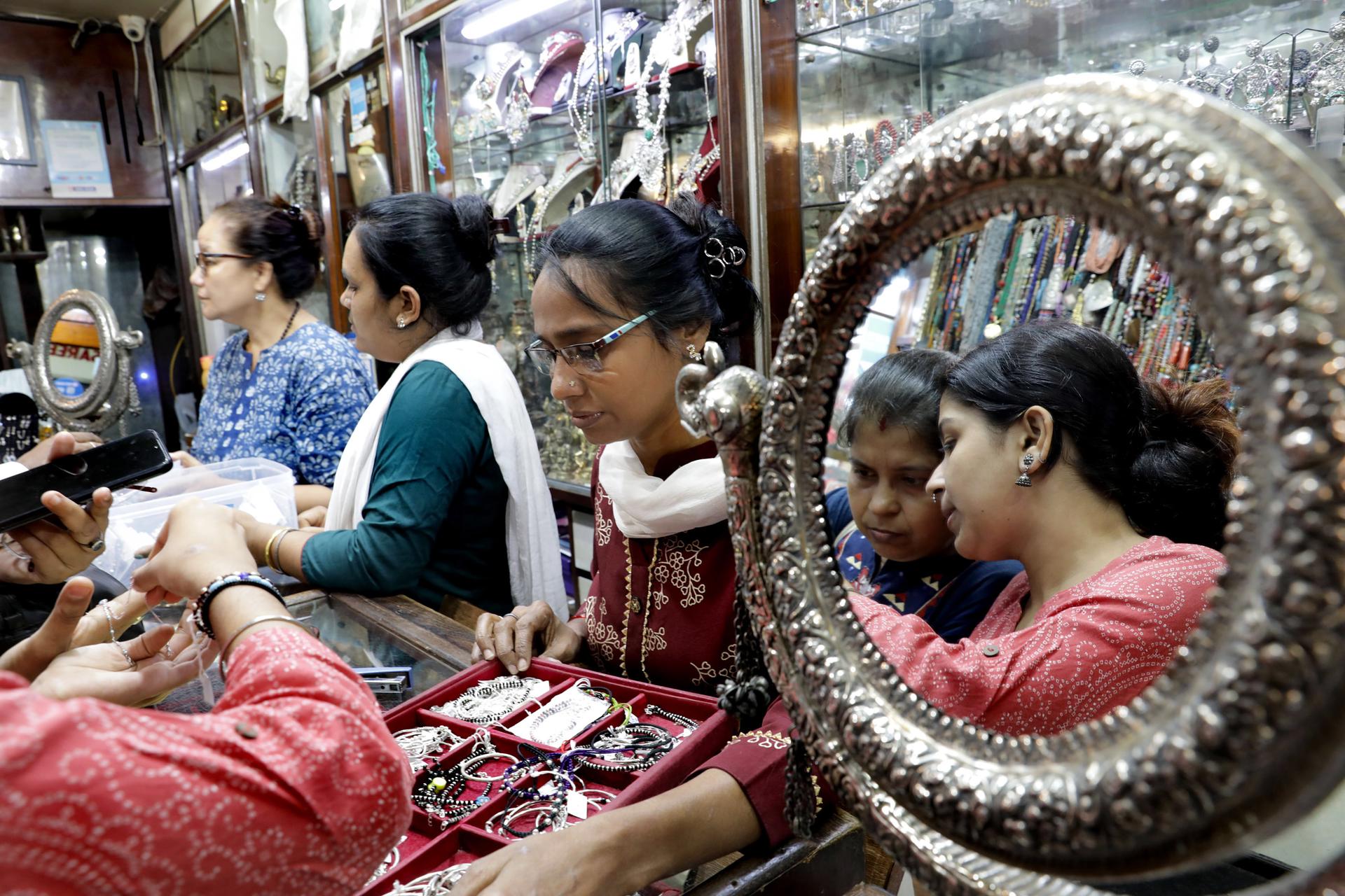 Staff assist customers at a jewelry store at New Market in Kolkata, India, 19 September 2023. EFE/EPA/PIYAL ADHIKARY