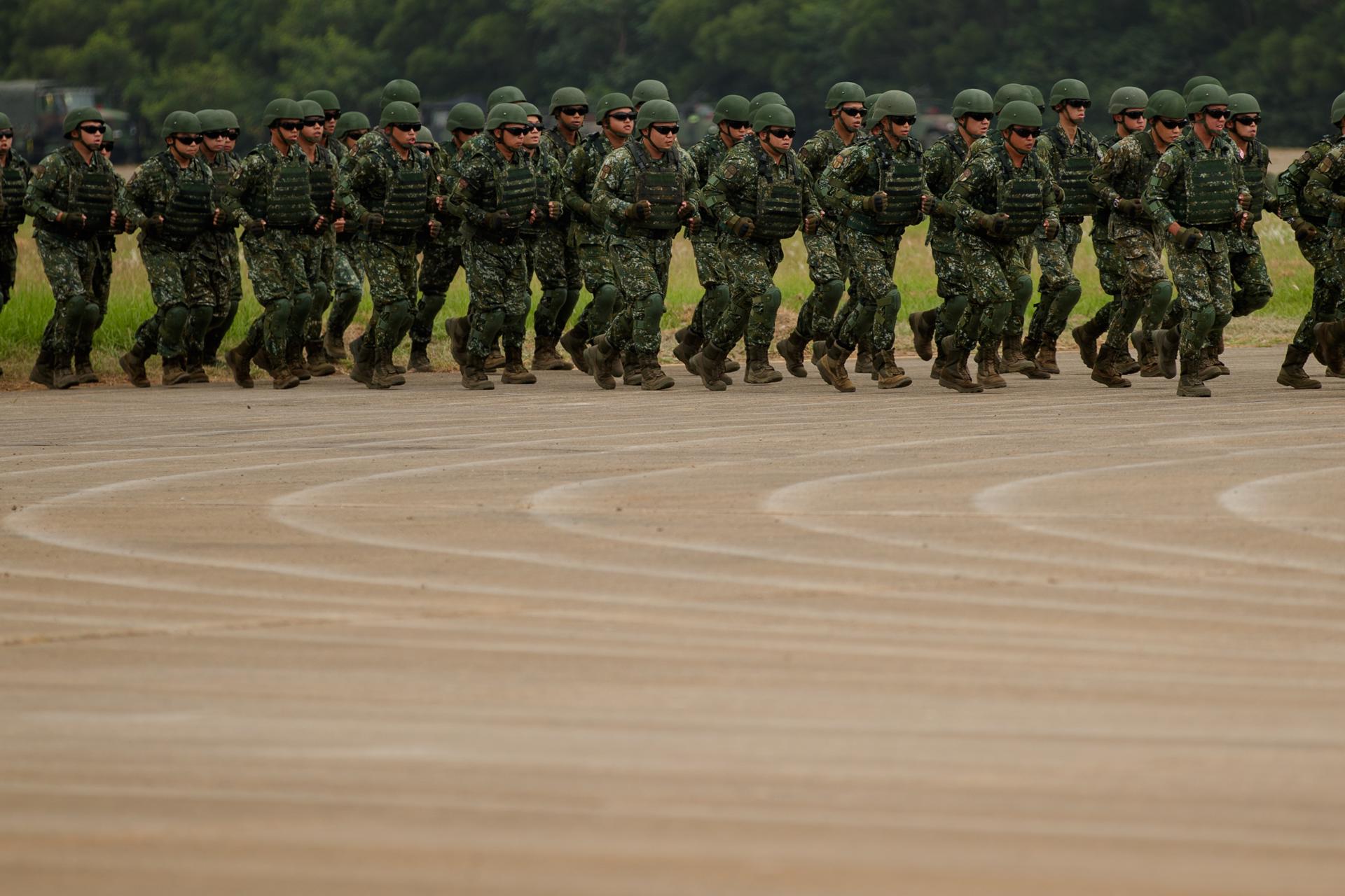 Taiwanese soldiers maneuver during an anti-invasion drill inside a military base in Hsinchu county, Taiwan, 21 September 2023. EFE-EPA/RITCHIE B. TONGO
