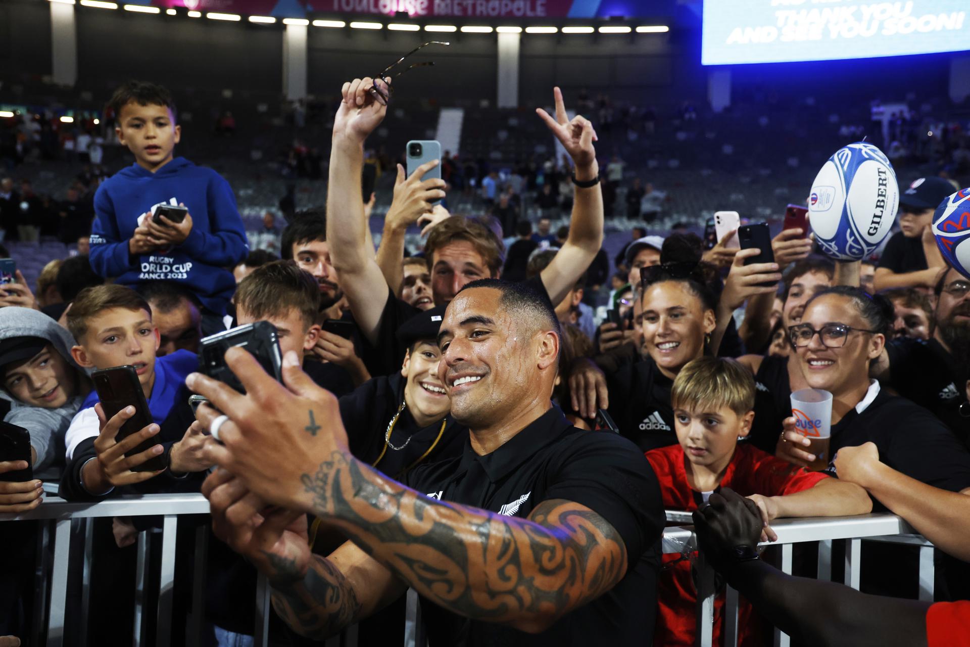 New Zealand's Aaron Smith (C) takes a selfie with supporters after winning the Rugby World Cup Pool A match between New Zealand and Namibia in Toulouse, France, 15 September 2023. EFE-EPA/GUILLAUME HORCAJUELO
