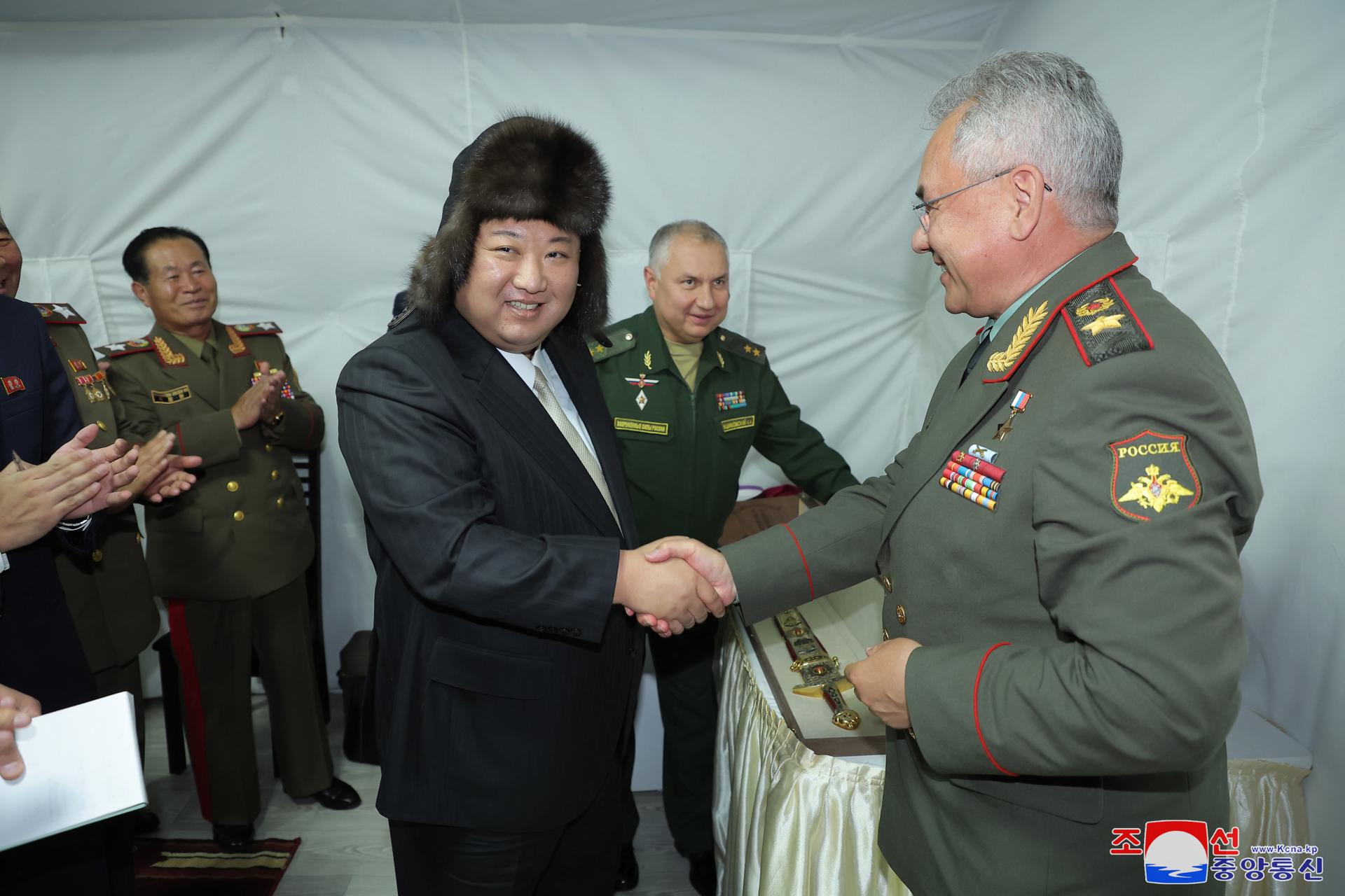 A photo released by the official North Korean Central News Agency (KCNA) shows North Korean leader Kim Jong Un (C) shaking hands with Minister of Defense of Russia Sergei Shoigu (R) during a visit to Vladivostok, Russia, 16 September 2023 (issued 17 September 2023). EFE/EPA/KCNA EDITORIAL USE ONLY

