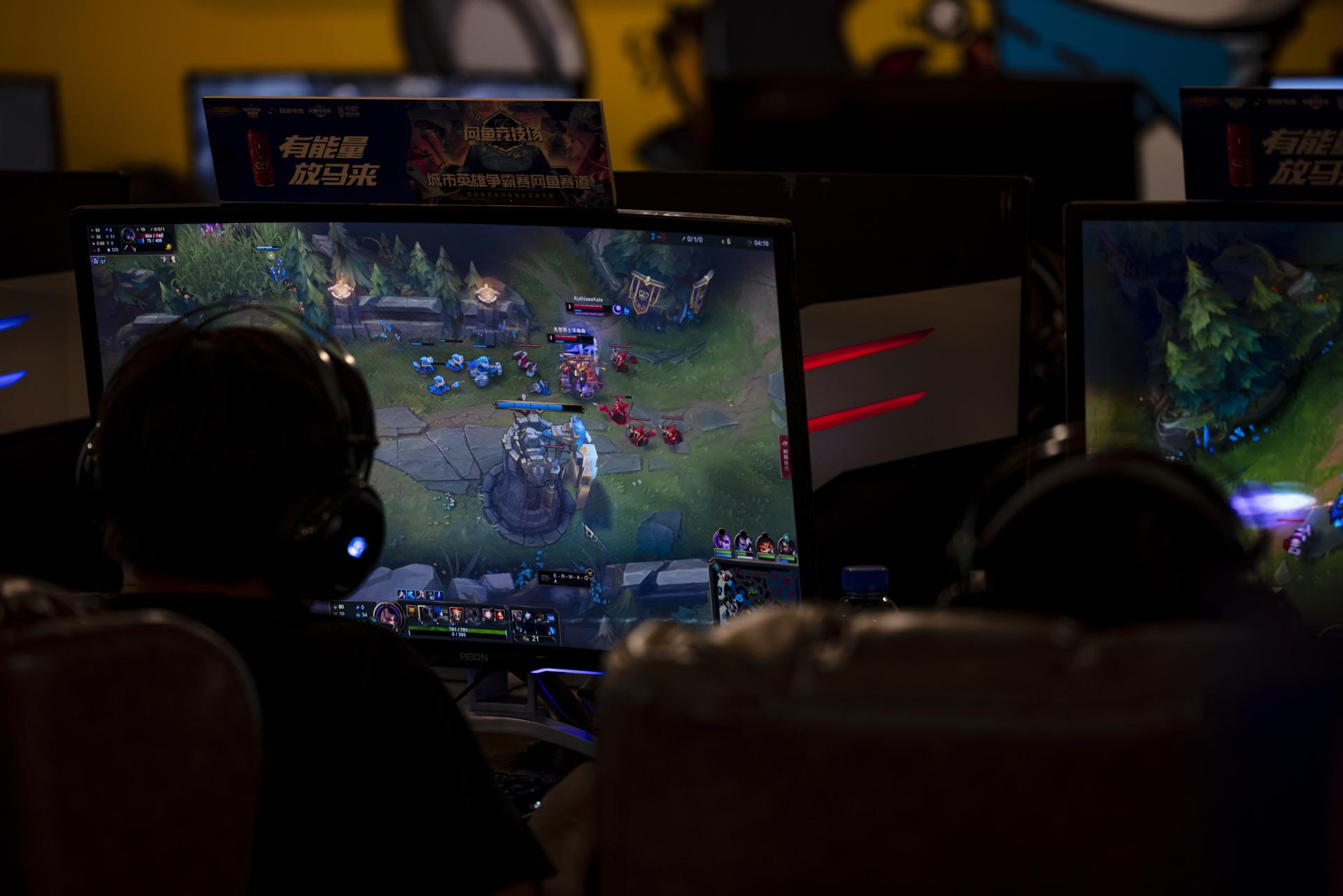 Unos jugadores frente a su ordenador, en una imagen de archivo. EFE/ALEX PLAVEVSKI