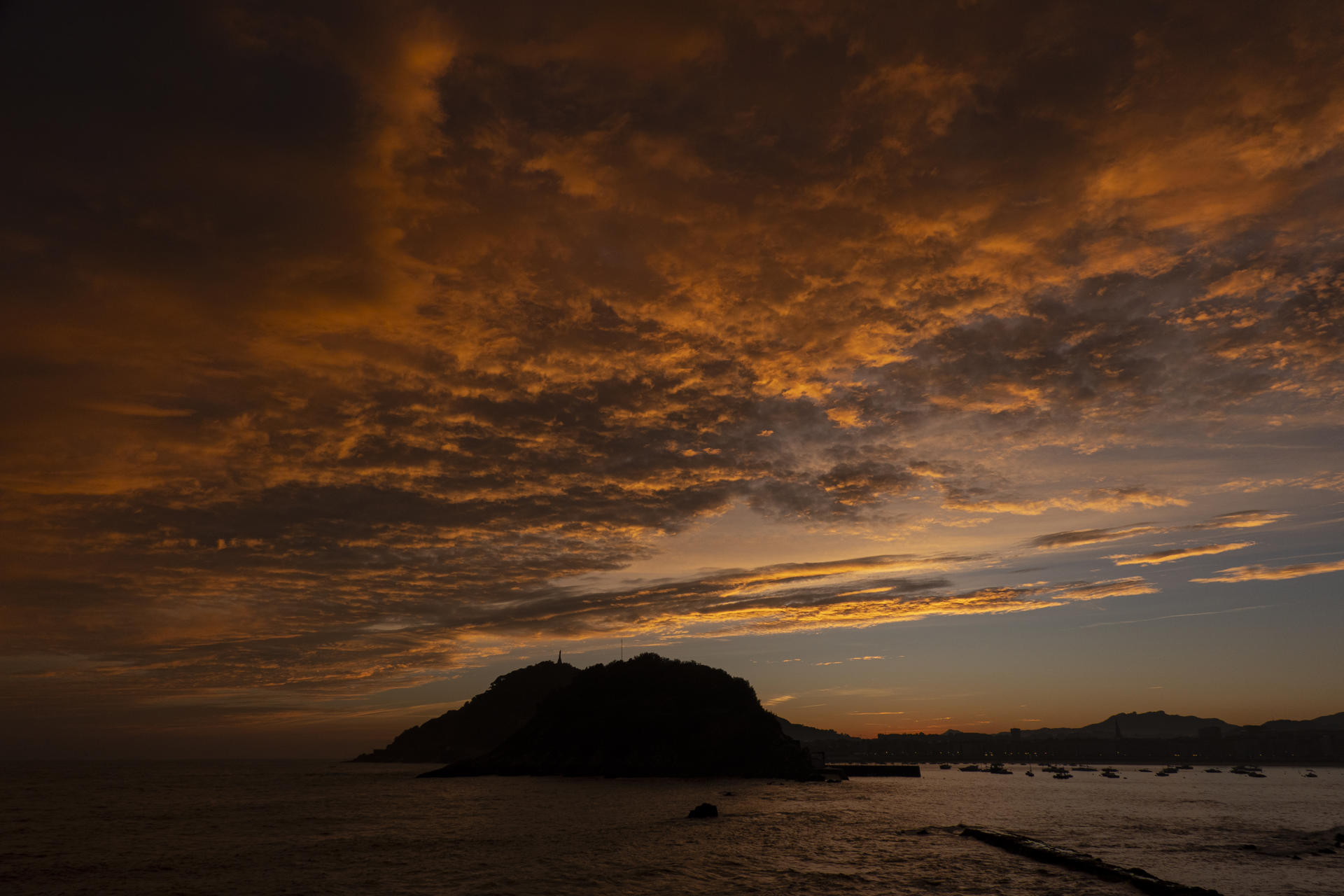 Vista del amanecer este miércoles en San Sebastián. EFE/Javier Etxezarreta