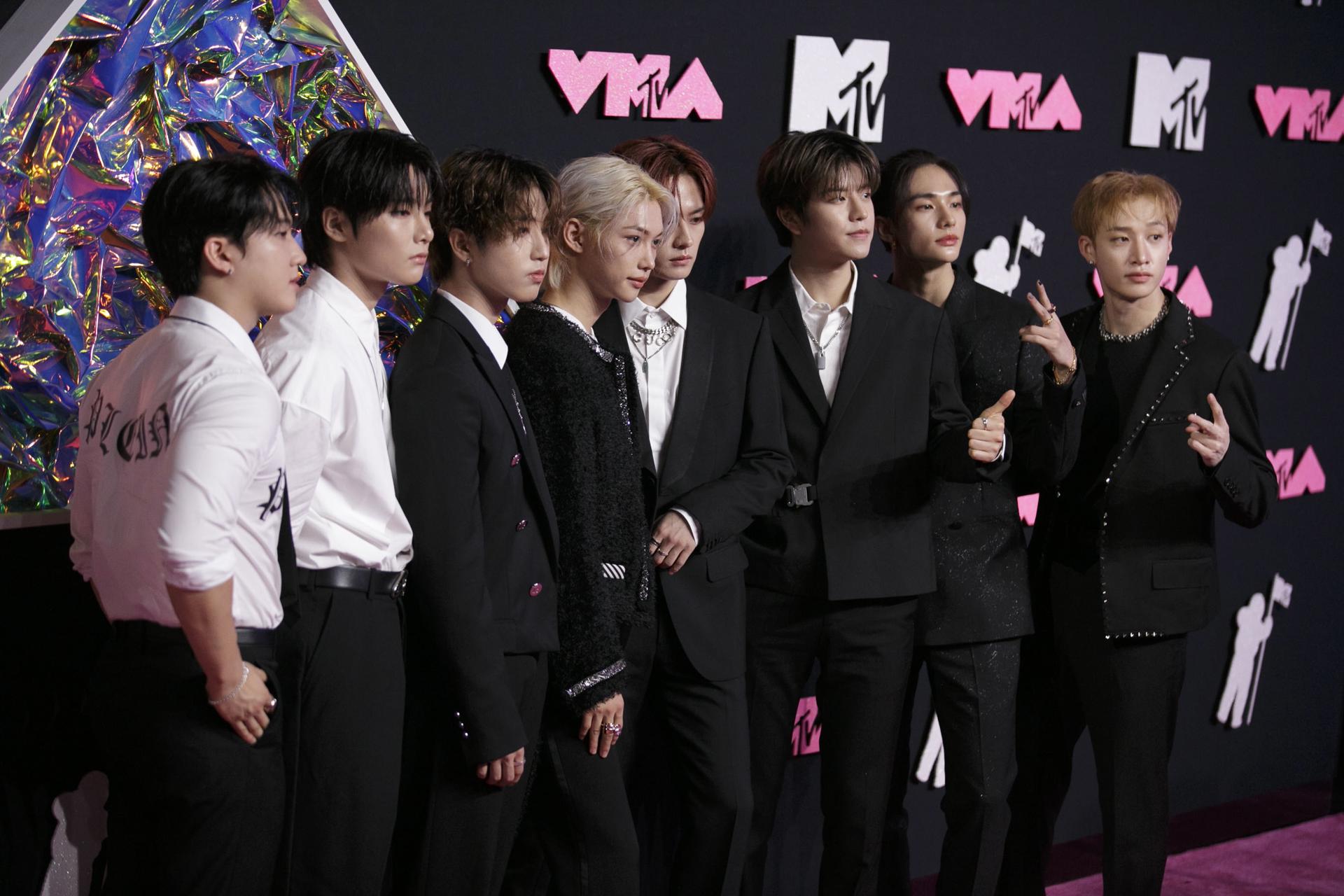 South Korean boy group Stray Kids pose on the red carpet during the MTV Video Music Awards at the Prudential Center in Newark, New Jersey, USA, 12 September 2023. (Corea del Sur) EFE/EPA/SARAH YENESEL
