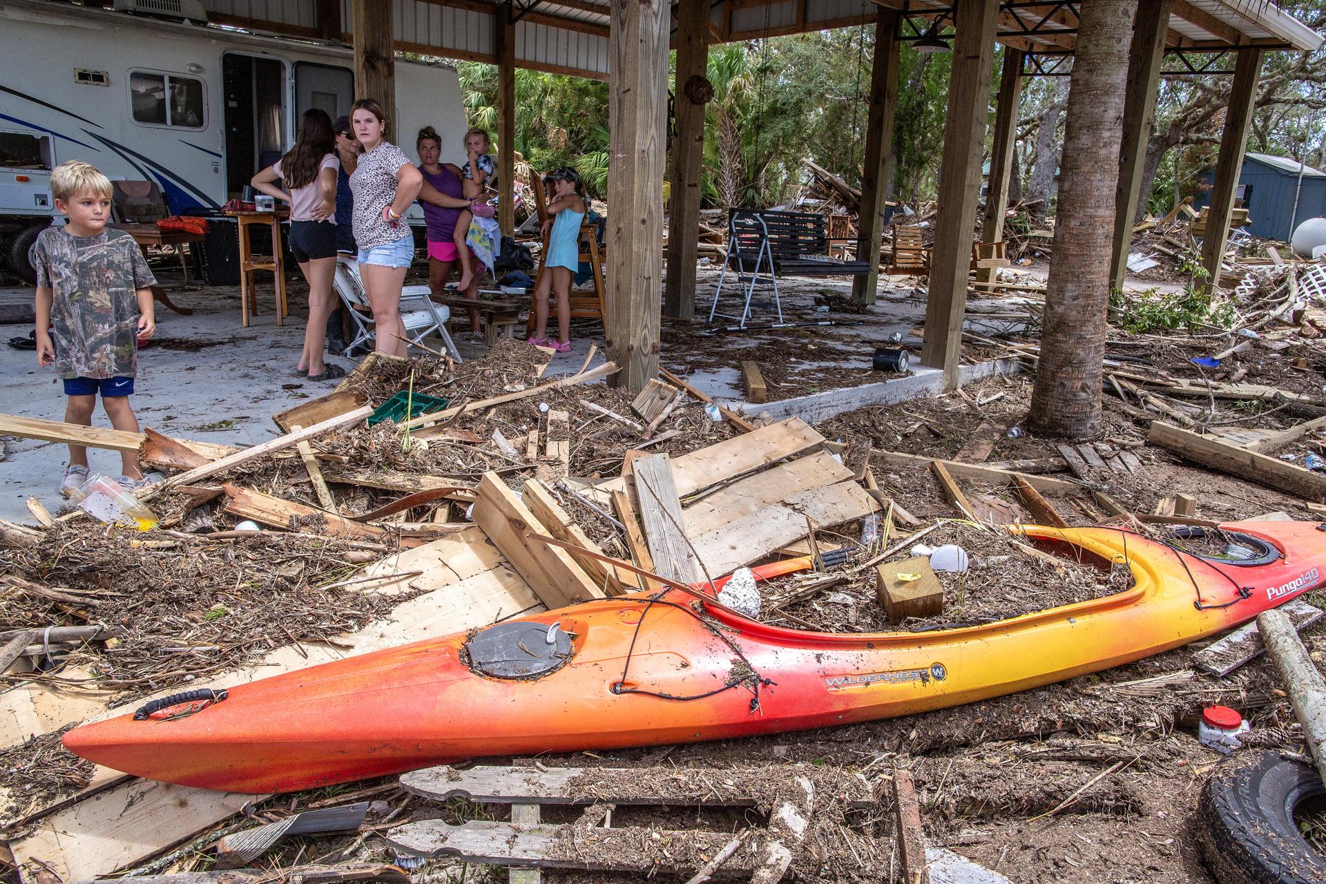 Una familia observa su casa destruida después de que el huracán Idalia tocara tierra en la ciudad de Horseshoe Beach, Florida. Foto de archivo. EFE/EPA/CRISTOBAL HERRERA-ULASHKEVICH