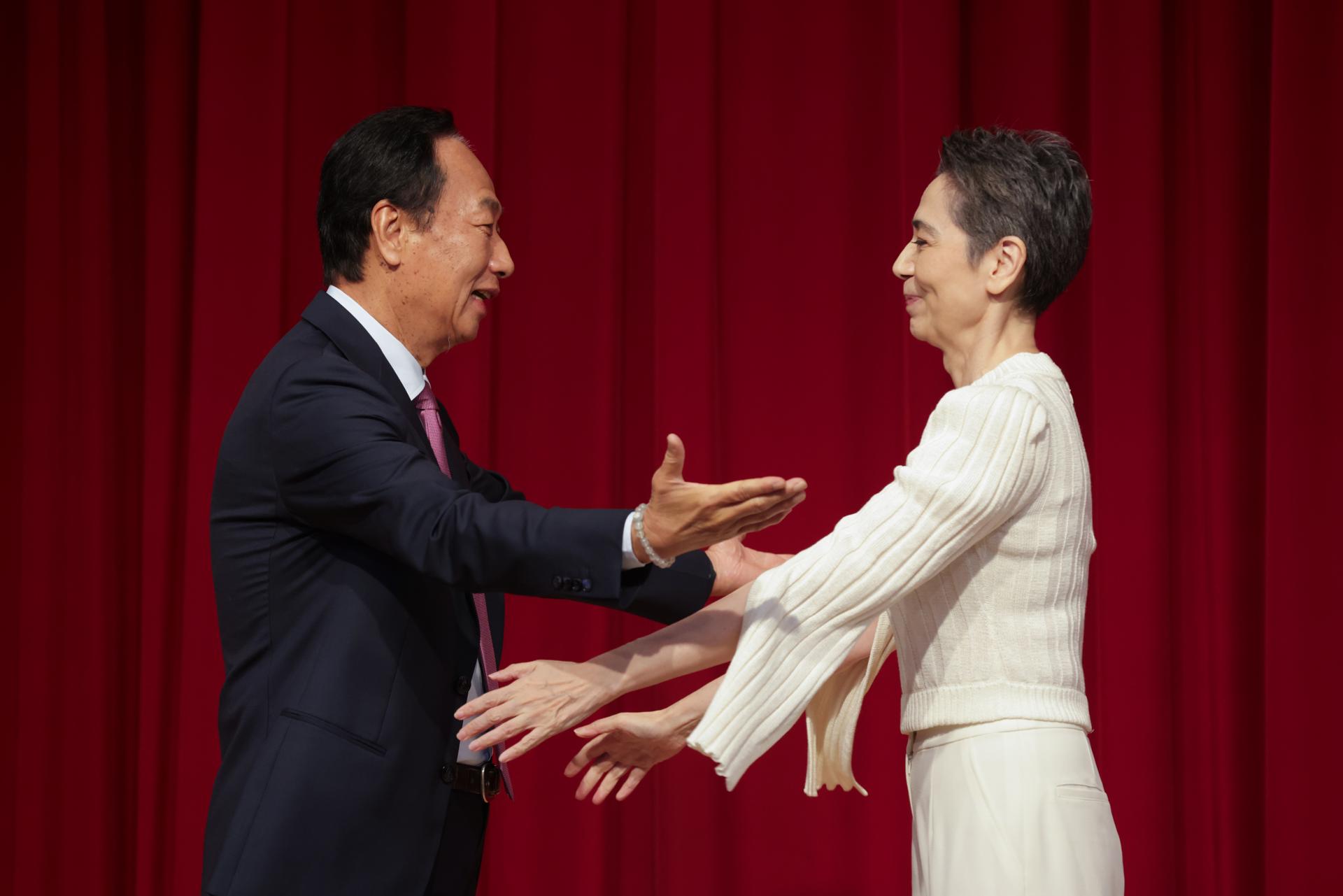Foxconn founder Terry Gou (L) and running mate Lai Pei-hsia (Tammy) during a press conference in Taipei, Taiwan, 14 September 2023. EFE/EPA/RITCHIE B. TONGO
