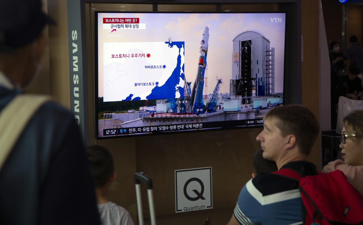 Varias personas siguen por televisión en Seúl las noticias sobre el lanzamiento de misiles desde Corea del Norte.