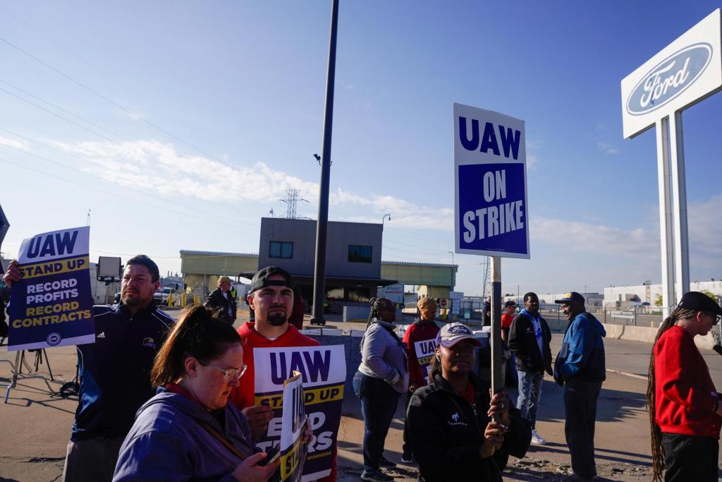 Personas reunidas en el sindicato United Auto Workers (UAW) participan en una huelga, el 15 de septiembre de 2023, en Detroit, Michigan (EE.UU.). EFE/Diey-Nali Chery
