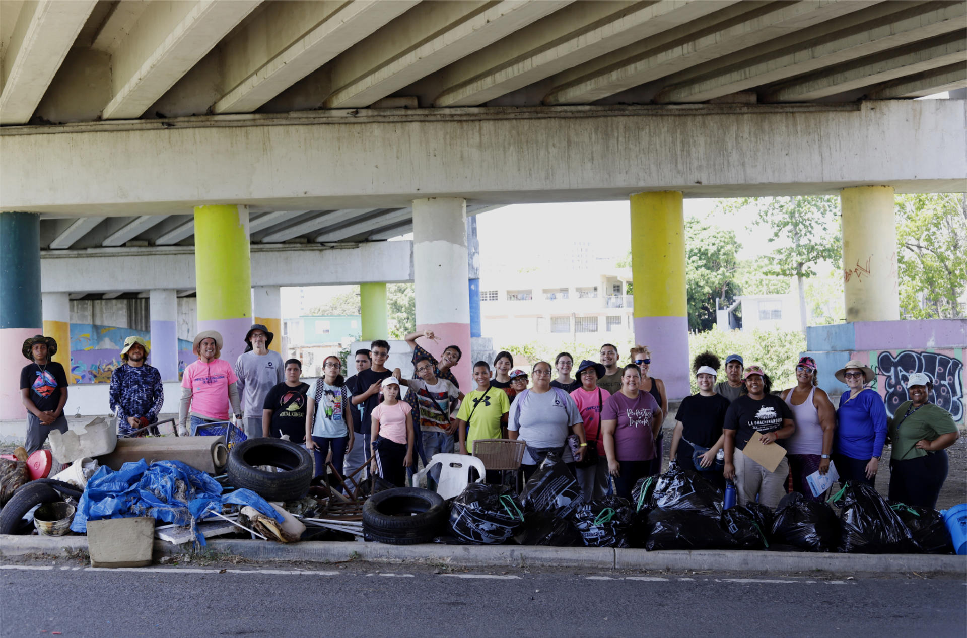 Personas recolectan basuras del Caño Martín Peña hoy, durante el Día Internacional de Limpieza de Costas, en San Juan (Puerto Rico). EFE/Thais Llorca
