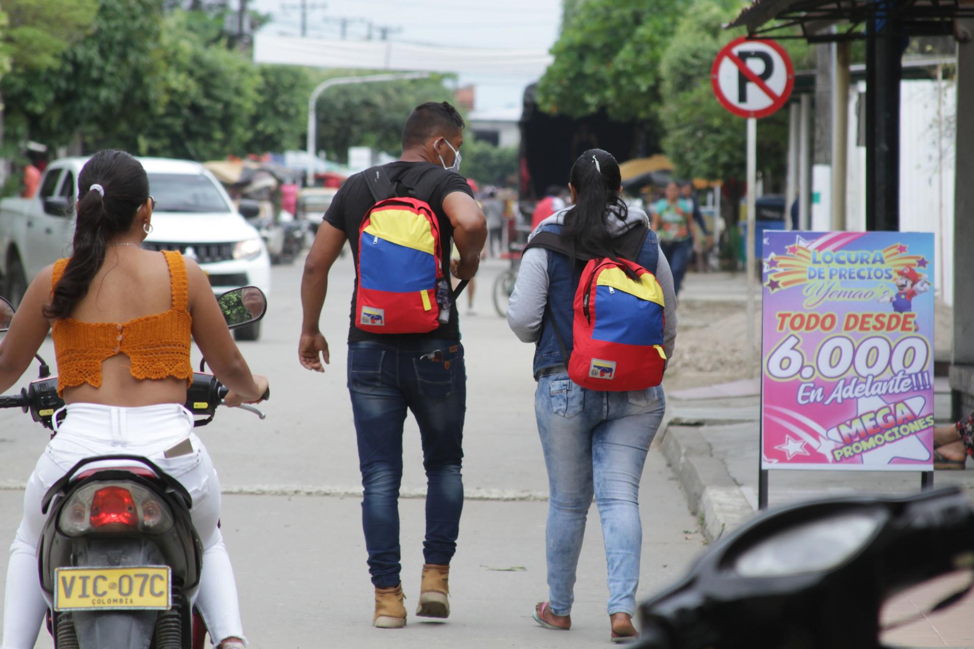Grupos de migrantes venezolanos recorren las calles de Arauquita, en la frontera de Colombia con Venezuela, en una fotografía de archivo. EFE/Jebrail Mosquera Contreras