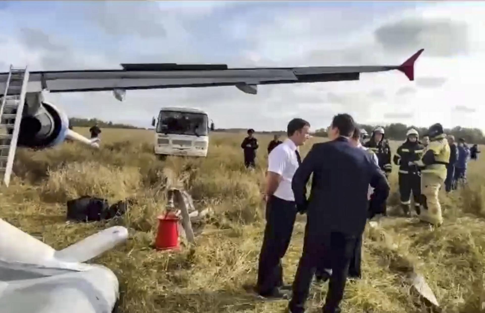 A handout still image taken from a handout video made available by the Russian Emergencies Ministry press-service shows the pilots standing near an Airbus A320 Ural Airlines plane on the field after an emergency landing at a site in the Ubinsky district, Novosibirsk region, Russia, 12 September 2023. EFE-EPA/RUSSIAN EMERGENCIES MINISTRY/HANDOUT BEST QUALITY AVAILABLE HANDOUT EDITORIAL USE ONLY/NO SALES
