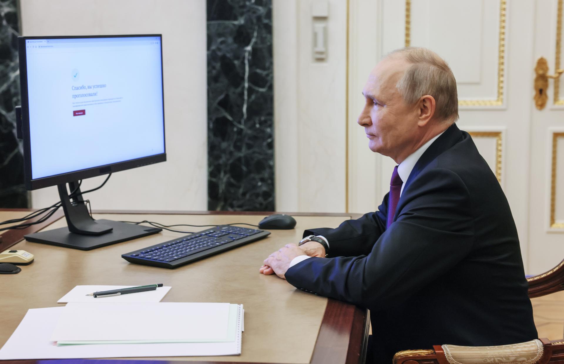 El presidente ruso, Vladimir Putin, vota en línea durante las elecciones a la alcaldía de Moscú en el Kremlin de Moscú, Rusia, el 9 de septiembre de 2023. EFE/EPA/MIKHAIL METZEL / SPUTNIK / KREMLIN POOL CRÉDITO OBLIGATORIO