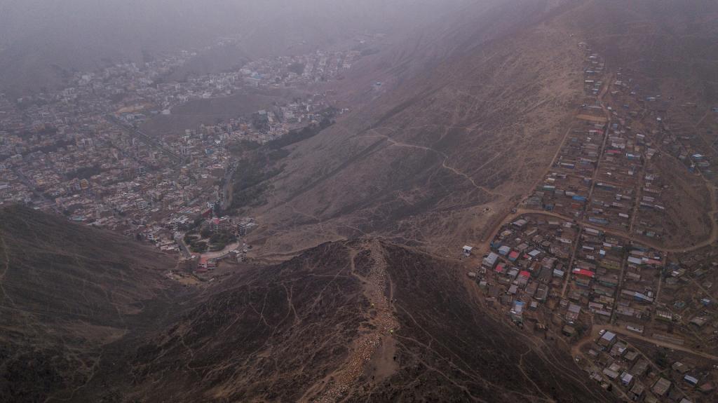 Vista aérea del distrito Villa del Triunfo hoy, en Lima (Perú). EFE/Aldair Mejía
