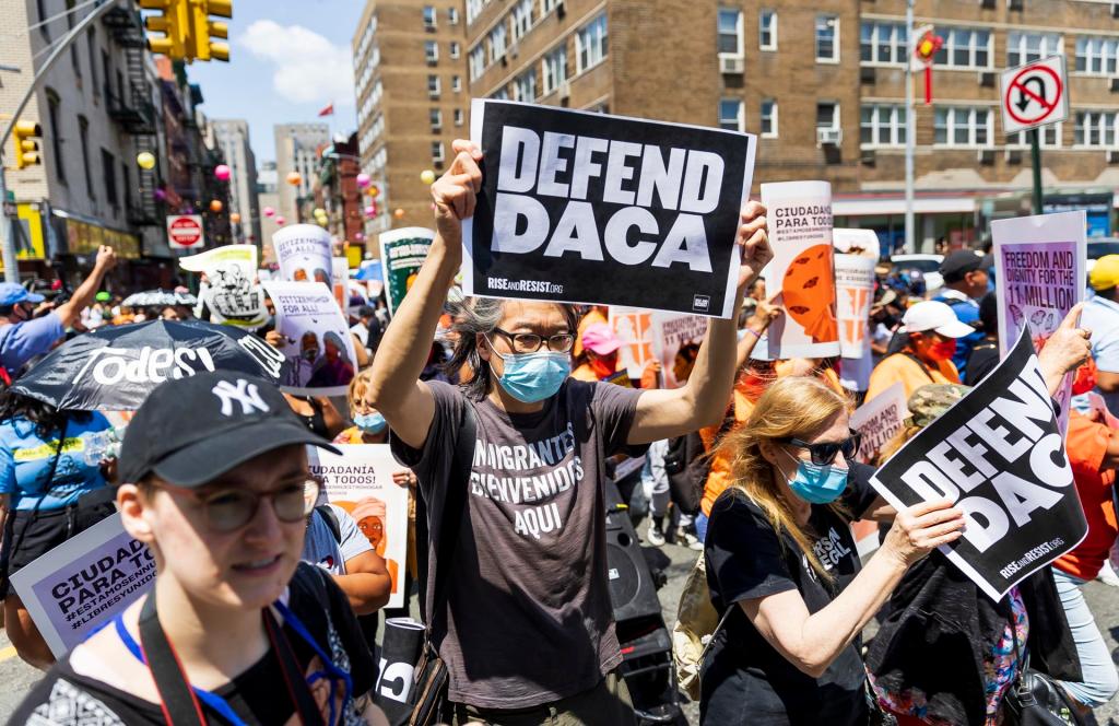 Un juez rechaza el recurso del Gobierno de EE.UU. y declara ilegal el plan migratorio DACA