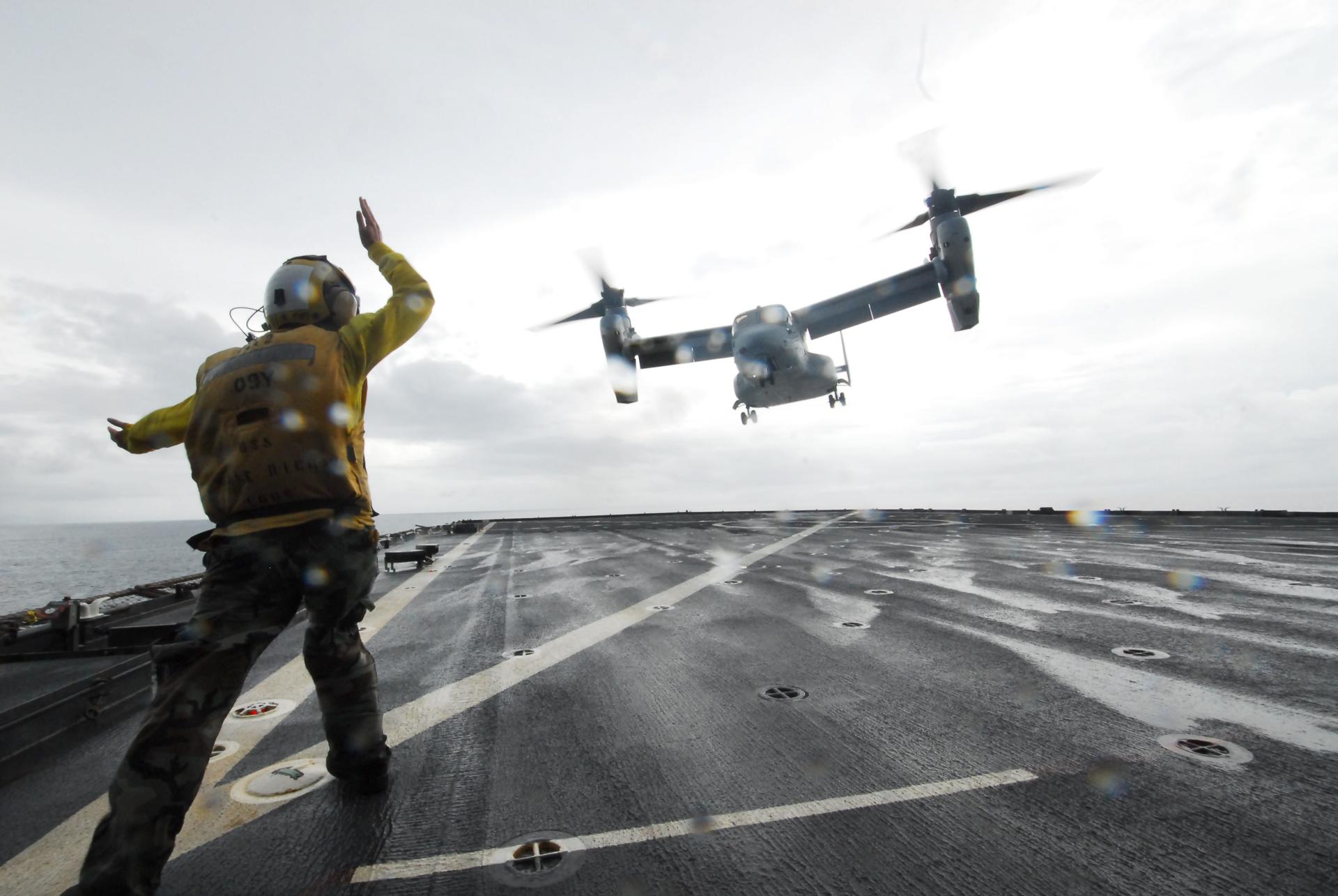 A US Navy handout shows aviation Boatswain's Mate (Handling) Airman Jennifer L. Confer, from Buffalo, N.Y., directing a V-22 Osprey as it lifts off from the amphibious dock landing ship USS Ashland (LSD 48), off the coast of the Philippines, 22 November 2013, as it assists in Typhoon Haiyan recovery efforts. EFE-EPA/MCC Allen Onstott / U.S. Navy HANDOUT Released/FILE
