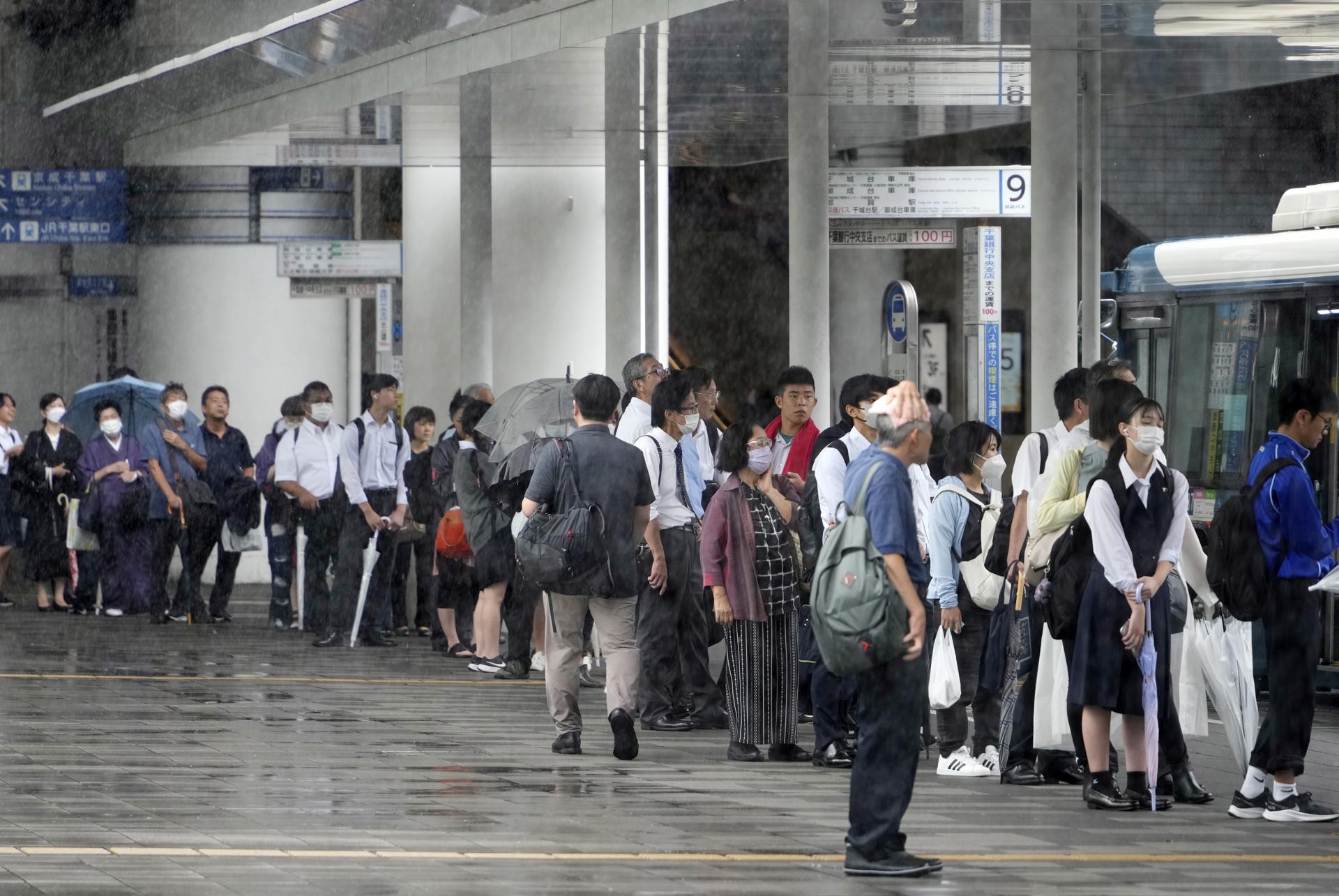 People queue at a bus terminal in Chiba, near Tokyo, Japan, 08 September 2023. EFE-EPA/EPA/FRANCK ROBICHON