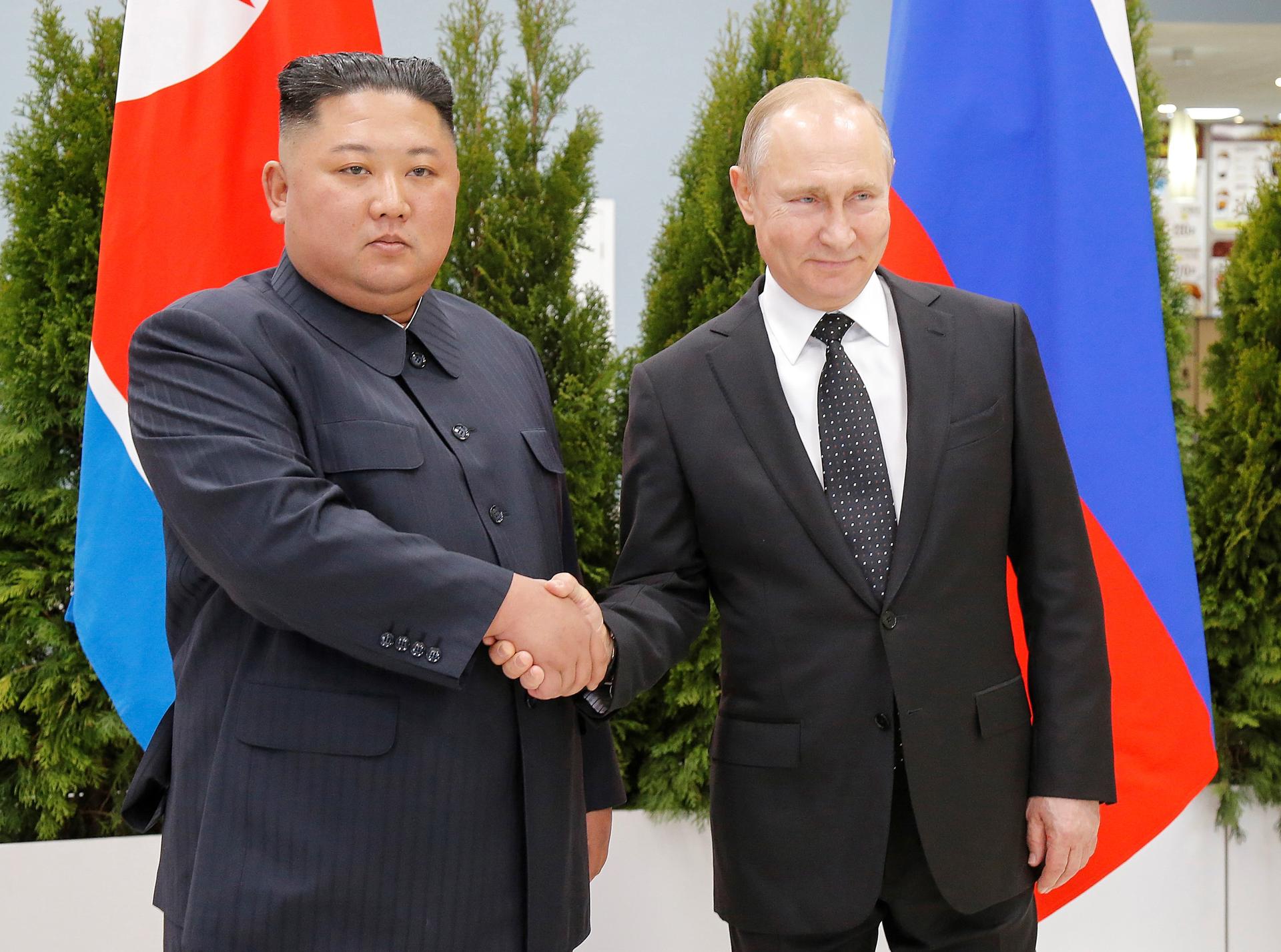 Russian President Vladimir Putin (right) with the North Korean leader, Kim Jong-un, on the campus of the Far Eastern Federal University, in Russki Island, Vladivostok, Russia. EFE FILE/Alexander Zemlianichenko / Pool
