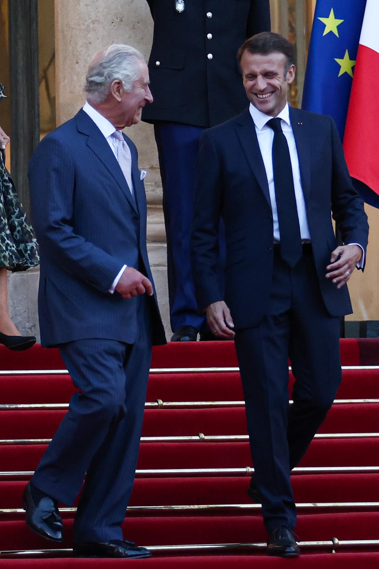 Paris (France), 21/09/2023.- Britain's King Charles III (L) departs after meeting with French President Emmanuel Macron (R) at the Elysee Palace in Paris, France, 21 September 2023, during a state visit to the country. (Francia, Reino Unido) EFE/EPA/Mohammed Badra