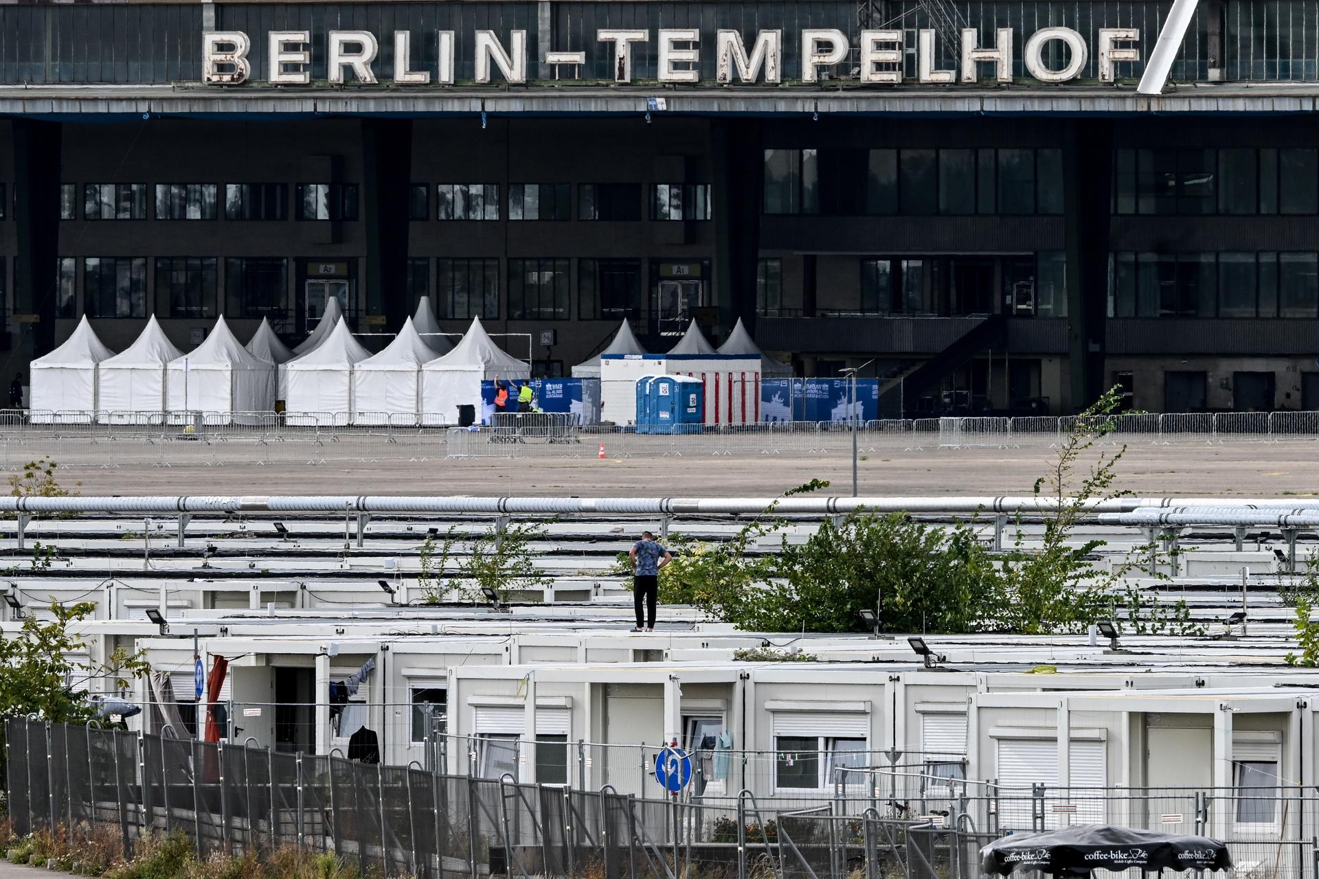 Berlin (Germany), 19/09/2023.- Containers used as houses for refugees at former Berlin Tempelhof airport in Berlin, Germany, 19 September 2023. (Alemania, Ucrania) EFE/EPA/Filip Singer