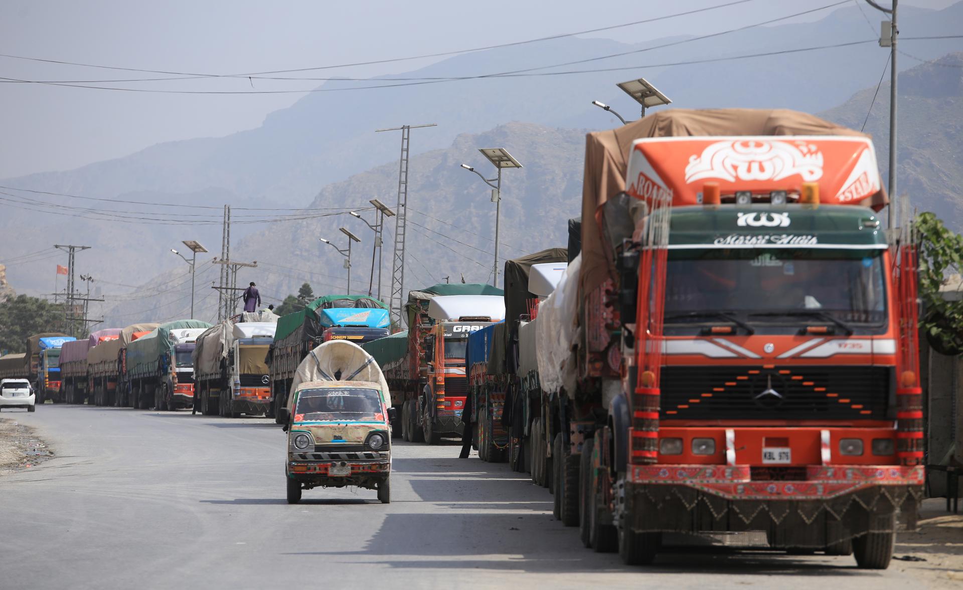 Trucks carrying goods destined for Afghanistan line up as they wait for the opening of the border following clashes between security forces of Pakistan and Afghanistan, in Torkham, Pakistan, 07 September 2023. EFE-EPA FILE/ARSHAD ARBAB
