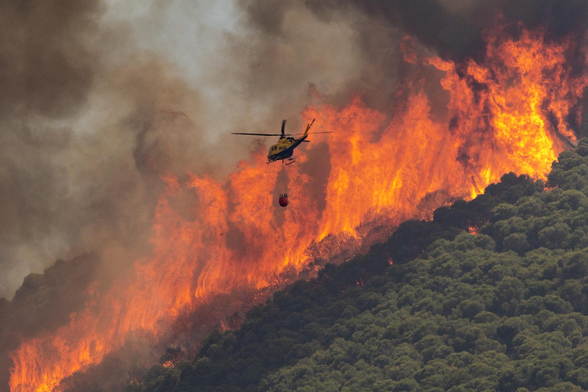 File photo of a helicopter working to extinguish a fire in Malaga, Spain, July 15, 2022. EFE/Daniel Pérez