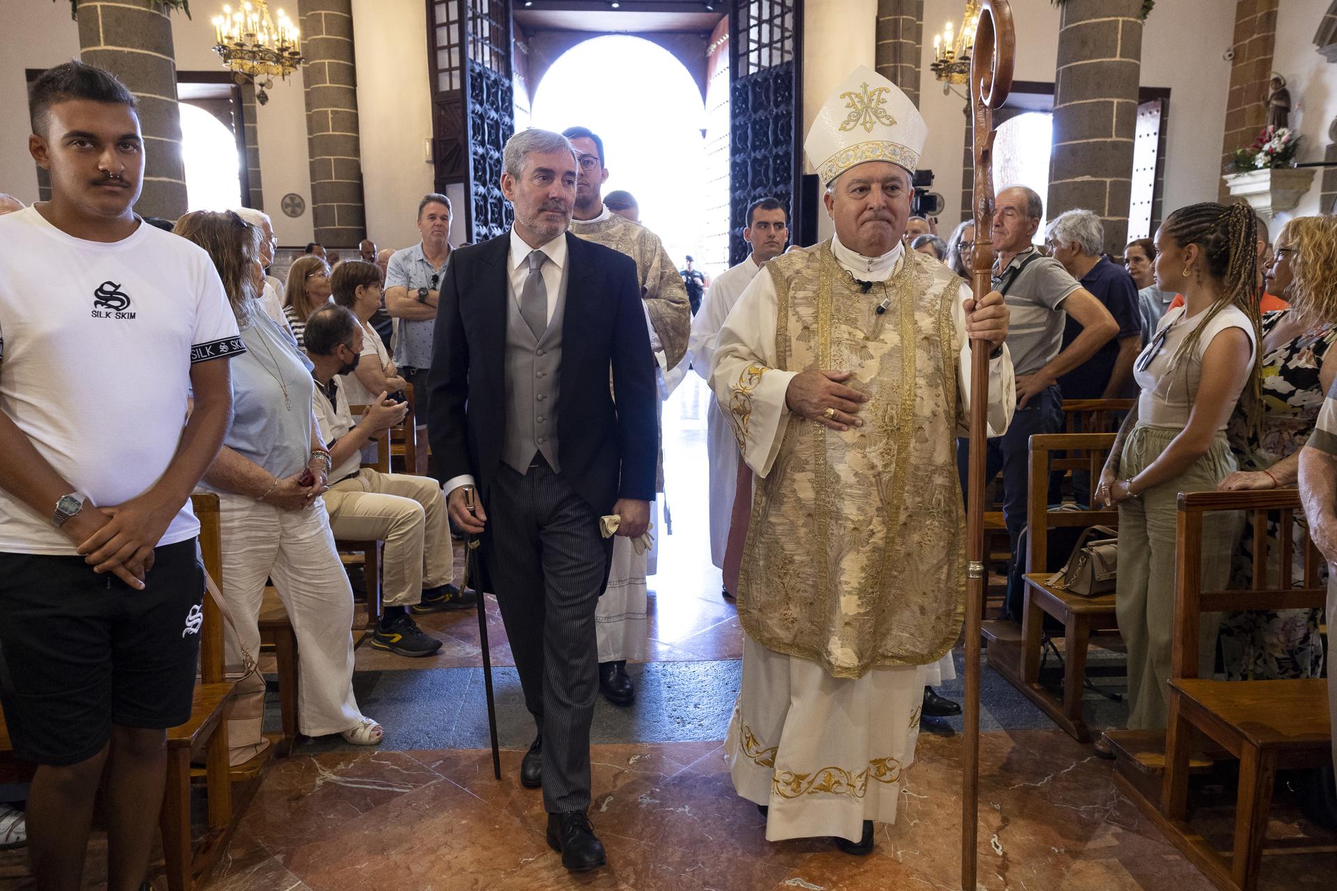El presidente de Canarias, Fernando Clavijo (i) y el obispo de Canarias, José Mazuelos, hacen entrada en la Basílica de Teror en la celebración del día de la Virgen del Pino. EFE/Quique Curbelo