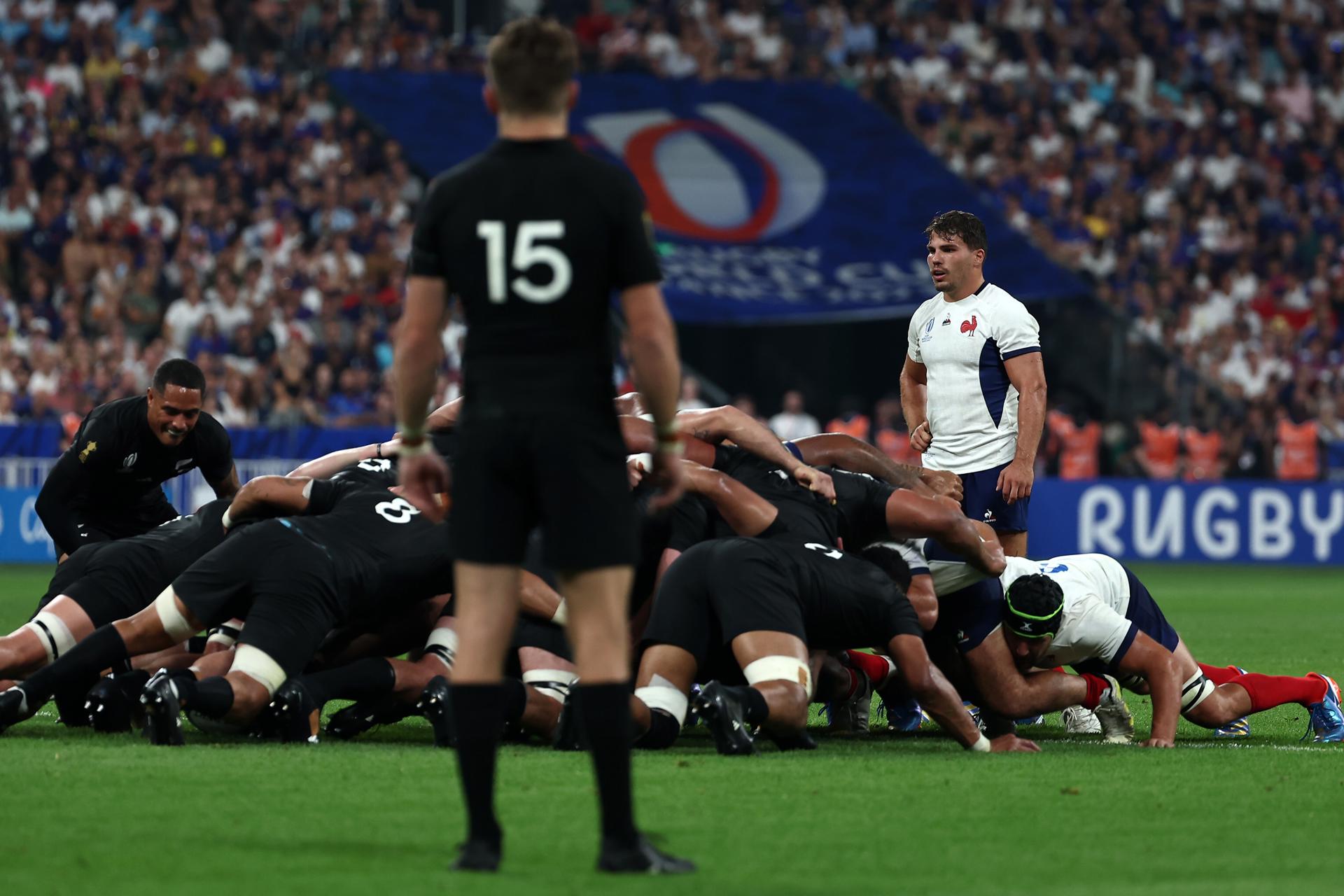 New Zealand's Beauden Barrett (back) looks at Antoine Dupont (R) of France as other players participate in a scrum during the Rugby World Cup Pool A match between France and New Zealand in Saint-Denis, near Paris, France, 08 September 2023. EFE-EPA/MOHAMMED BADRA
