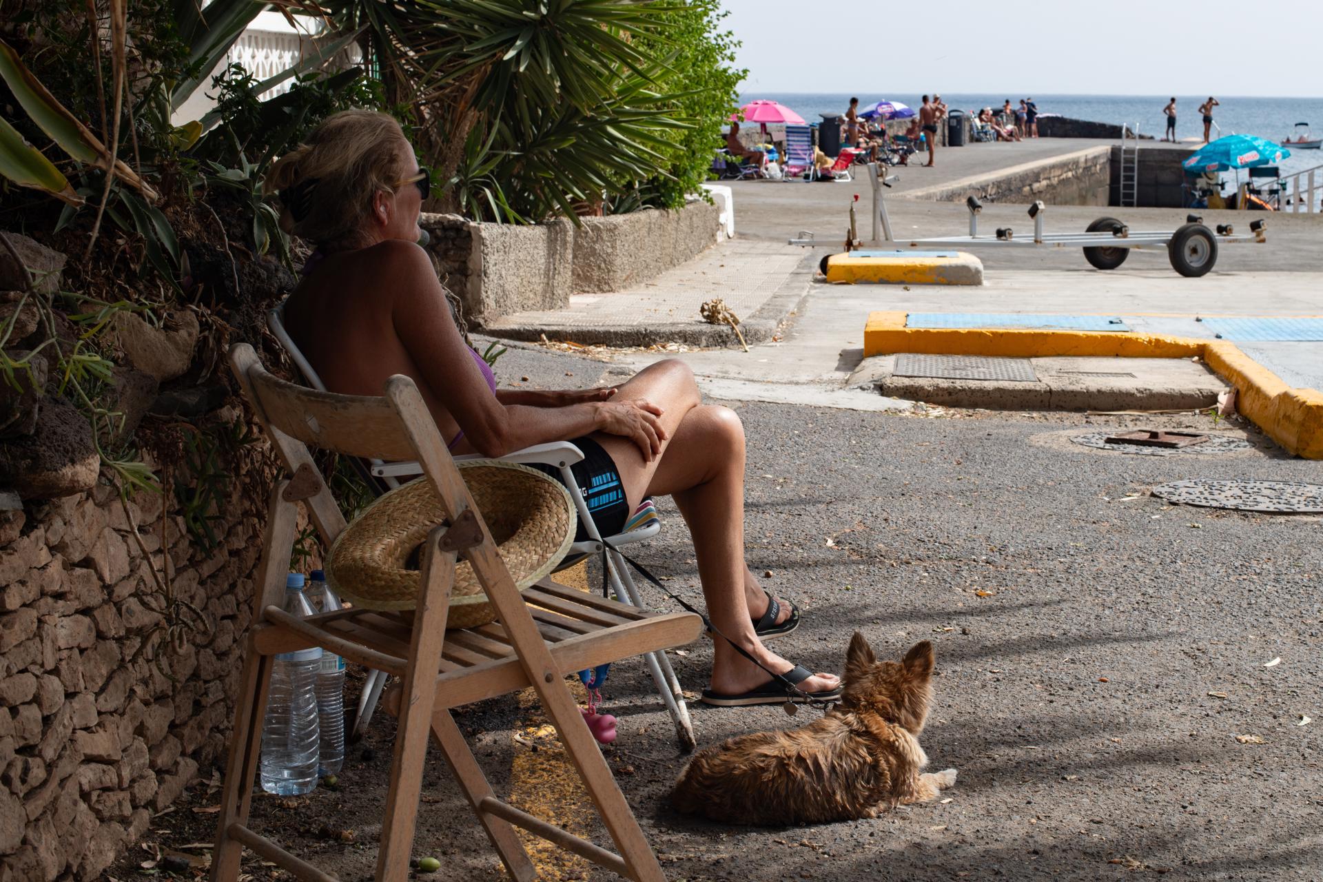 Una mujer se refugia a la sombra en Las Playitas (Fuerteventura) el pasado 11 de agosto, con temperaturas en torno a los 40 grados. EFE/ Carlos De Saá