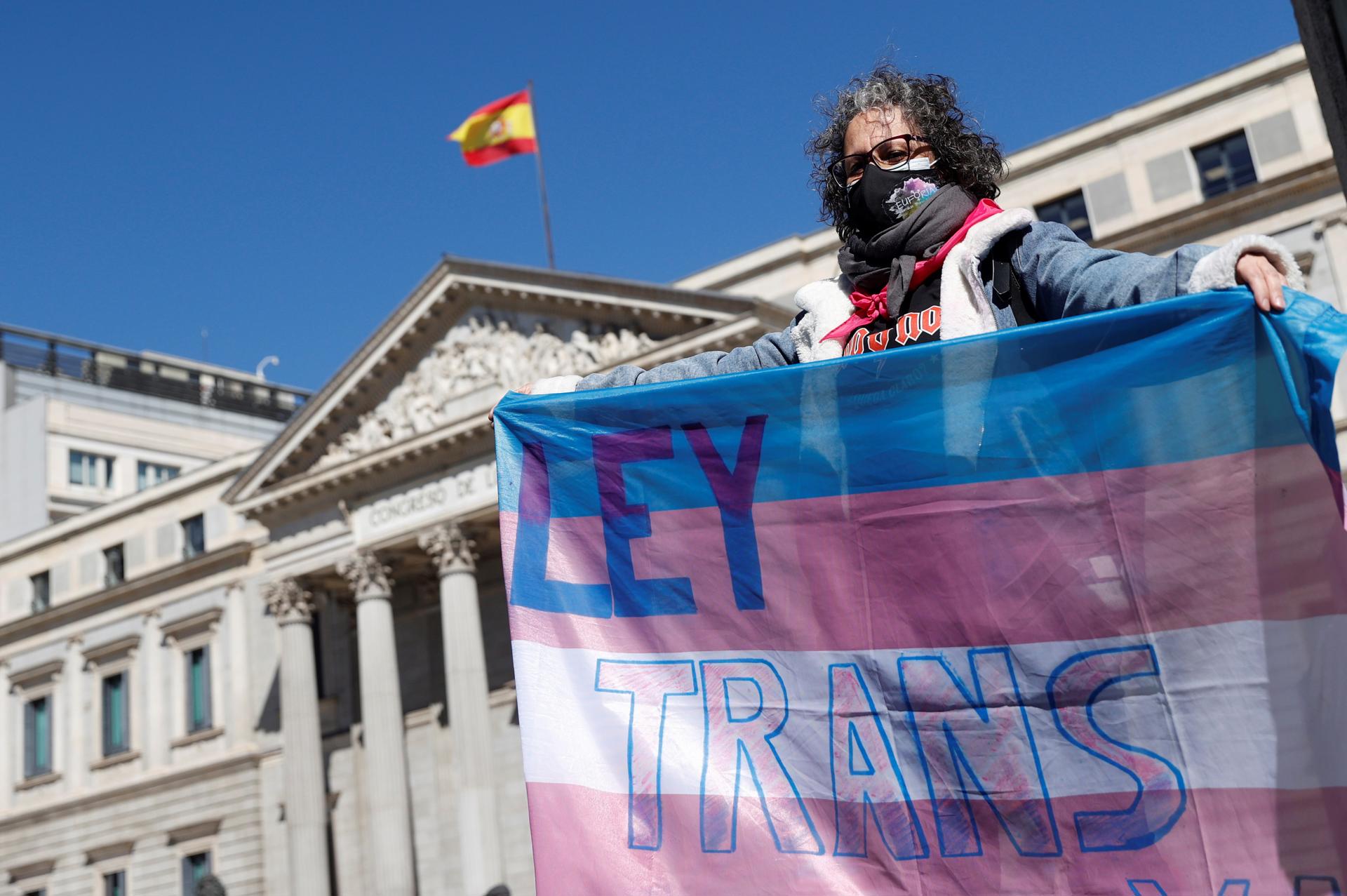 MADRID.- Imagen de archivo de activistas en favor de la Ley Trans durante su tramitación parlamentaria. EFE/Mariscal