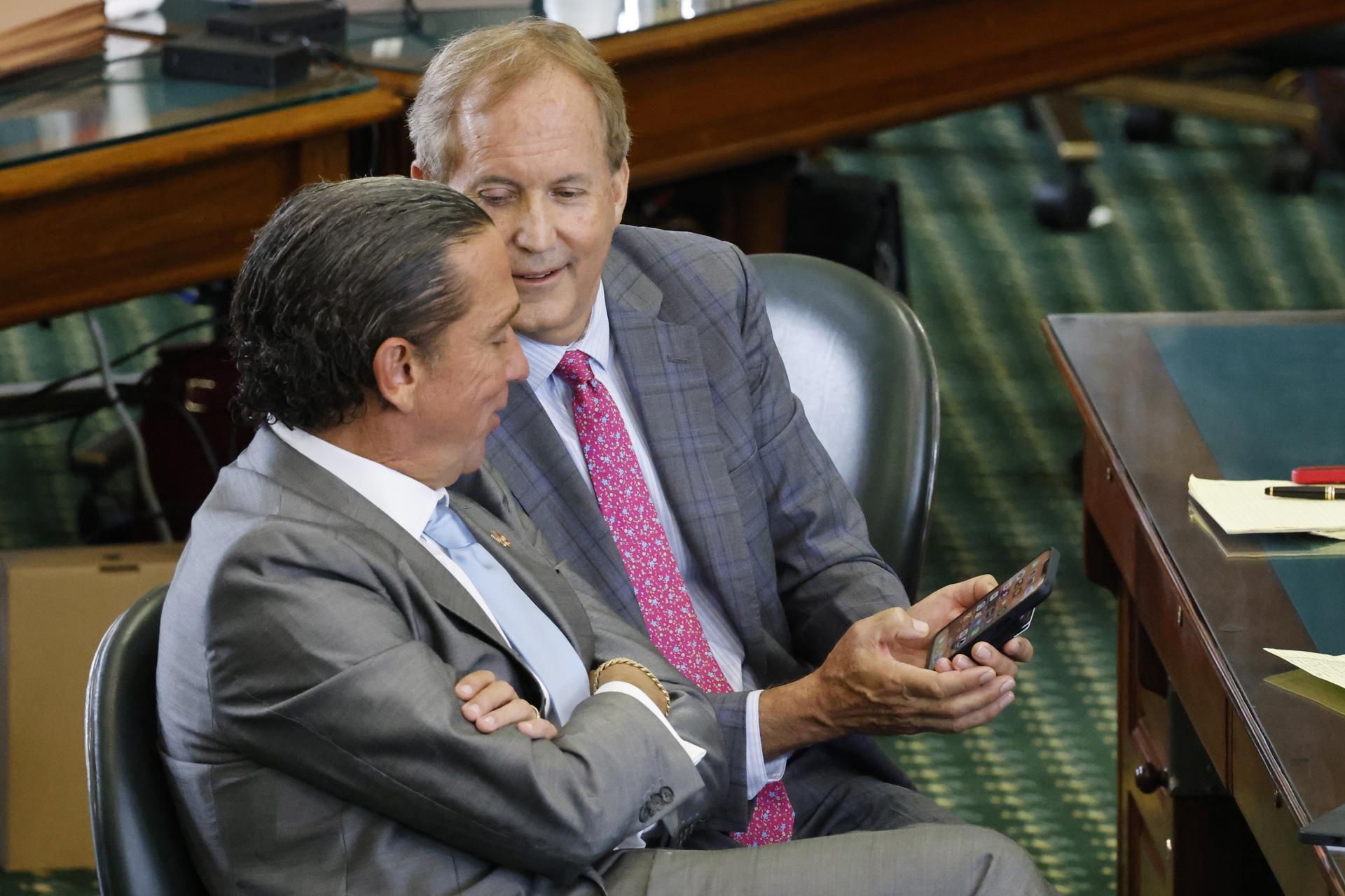 Defense attorney Tony Buzbee (L) looks at Attorney General Ken Paxton's phone (R) during the impeachment trial against Paxton, in the Senate at the Texas Capitol in Austin, Texas, USA, 15 September 2023. EFE/EPA/Adam Davis