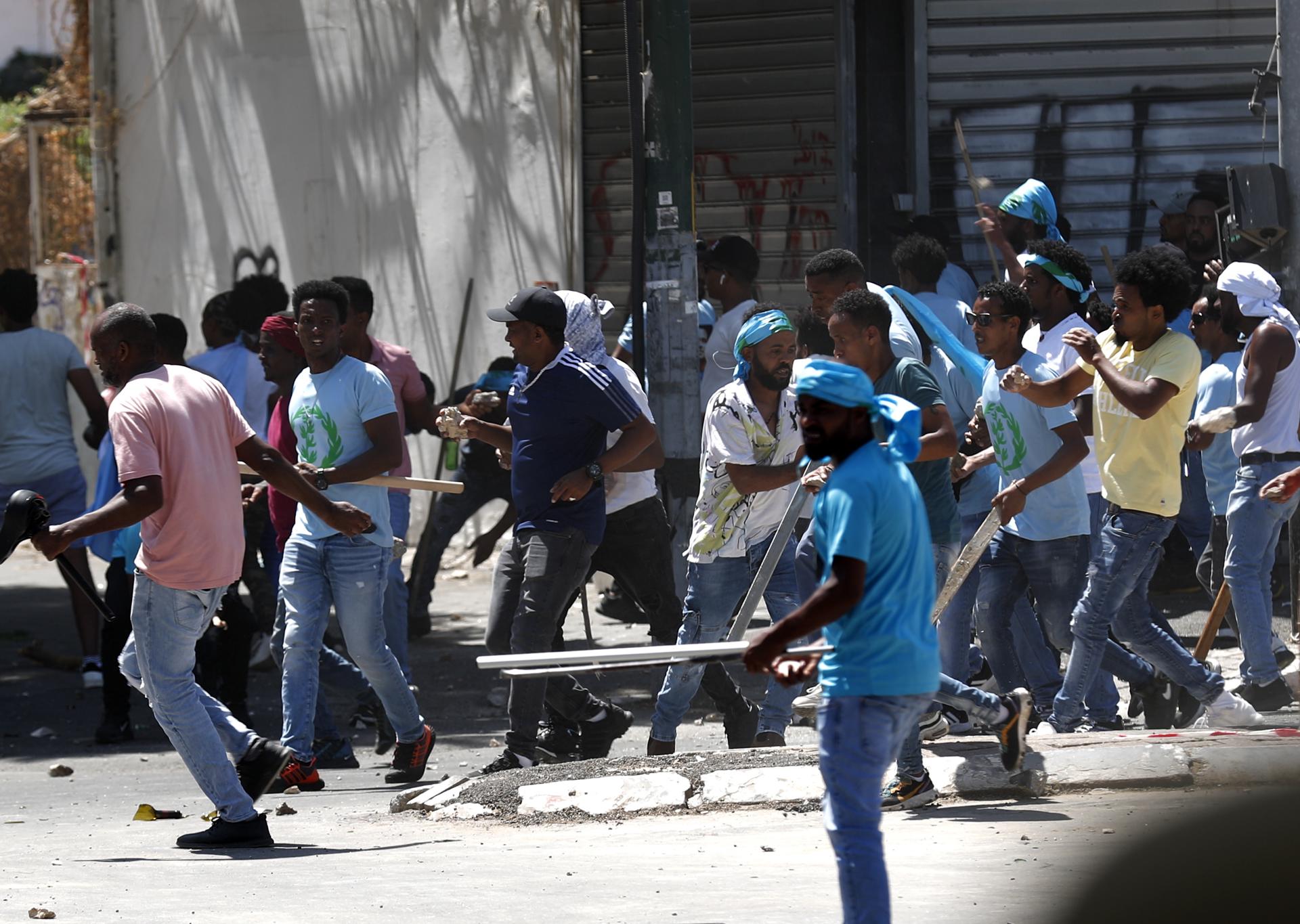 Opponents of the Eritrean regime move in a street during a protest against a pro-regime conference followed by clashes with Israeli police, in Tel Aviv, Israel, 02 September 2023. EFE-EPA/ATEF SAFADI
