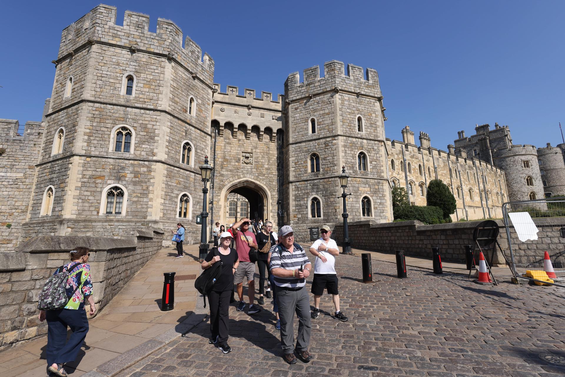 Tourists depart Windsor Castle in Windsor, Britain, 07 September 2023. EFE/EPA/NEIL HALL
