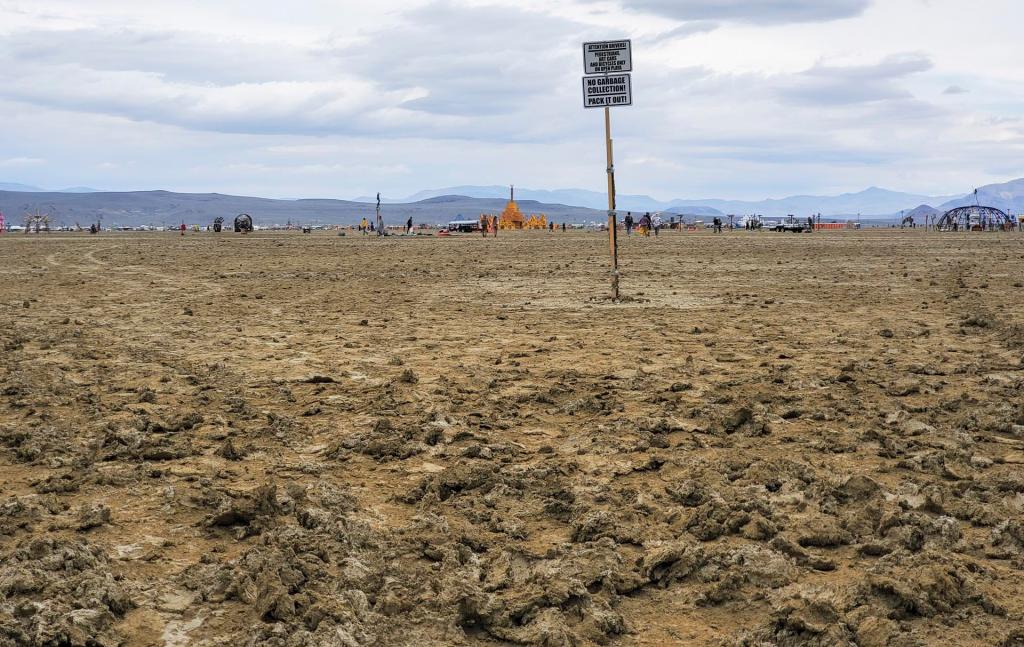 Los 72.000 asistentes al Burning Man podrán salir este lunes del recinto, lleno de barro
