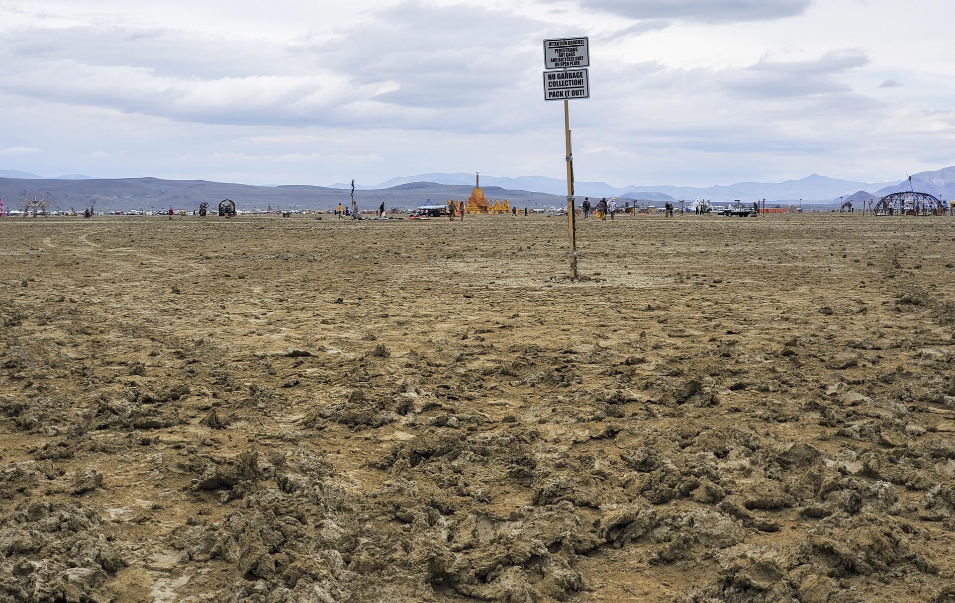 Vista de la carretera llena de barro en el festival Burning Man, en el desierto de Black Rock City, Nevada (EE.UU.), este 3 de septiembre de 2023. EFE/EPA/BrianJensen