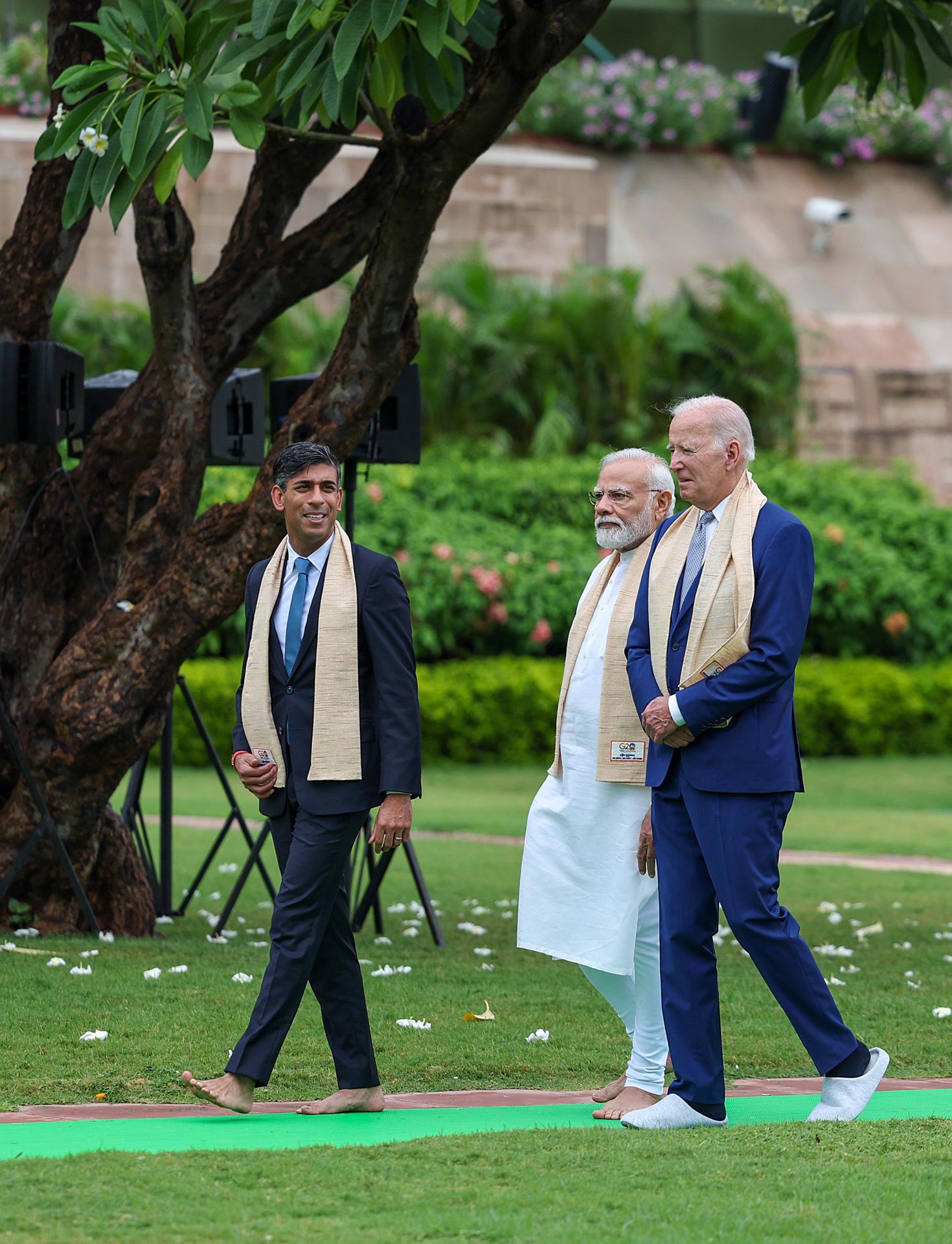 A handout photo made available by the Indian Press Information Bureau (PIB) shows Indian Prime Minister Narendra Modi (R) welcoming US President Jo Biden (R) and British Prime Minister Rishi Sunak (L) upon his arrival at the Mahatma Gandhi's memorial in Rajghat, New Delhi, India 10 September 2023. EFE/EPA/INDIA PRESS INFORMATION BUREAU HANDOUT EDITORIAL USE ONLY/NO SALES
