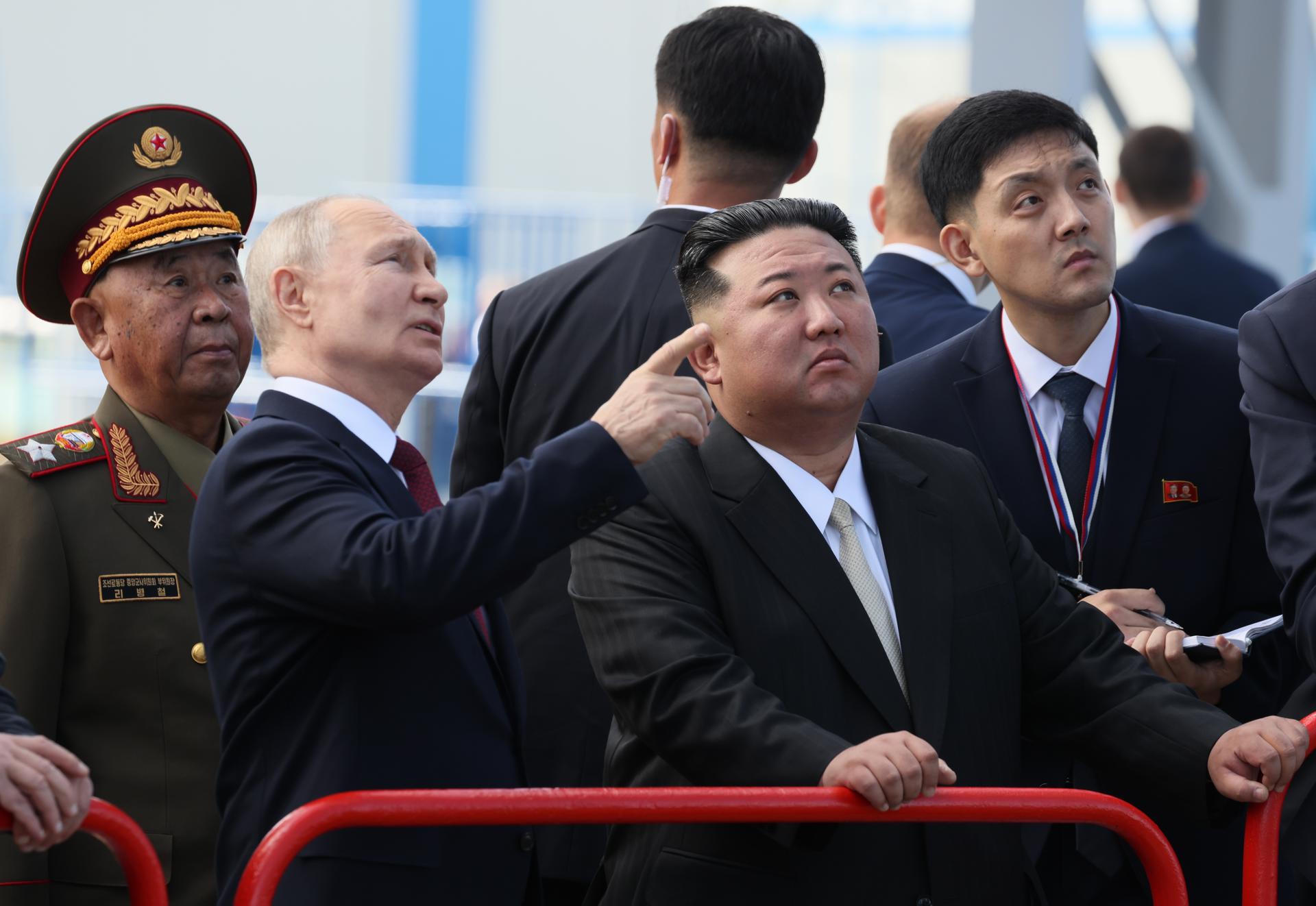 Tsiolkovsky (Russian Federation), 12/09/2023.- Russian President Vladimir Putin (2nd-L) and North Korean leader Kim Jong Un (C) visit the Vostochny cosmodrome outside of the town of Tsiolkovsky (former Uglegorsk), some 180 km north of Blagoveschensk in Amur region, Russia, 13 September 2023. (Rusia, Roma) EFE/EPA/MIKHAIL METZEL/SPUTNIK/KREMLIN POOL MANDATORY CREDIT