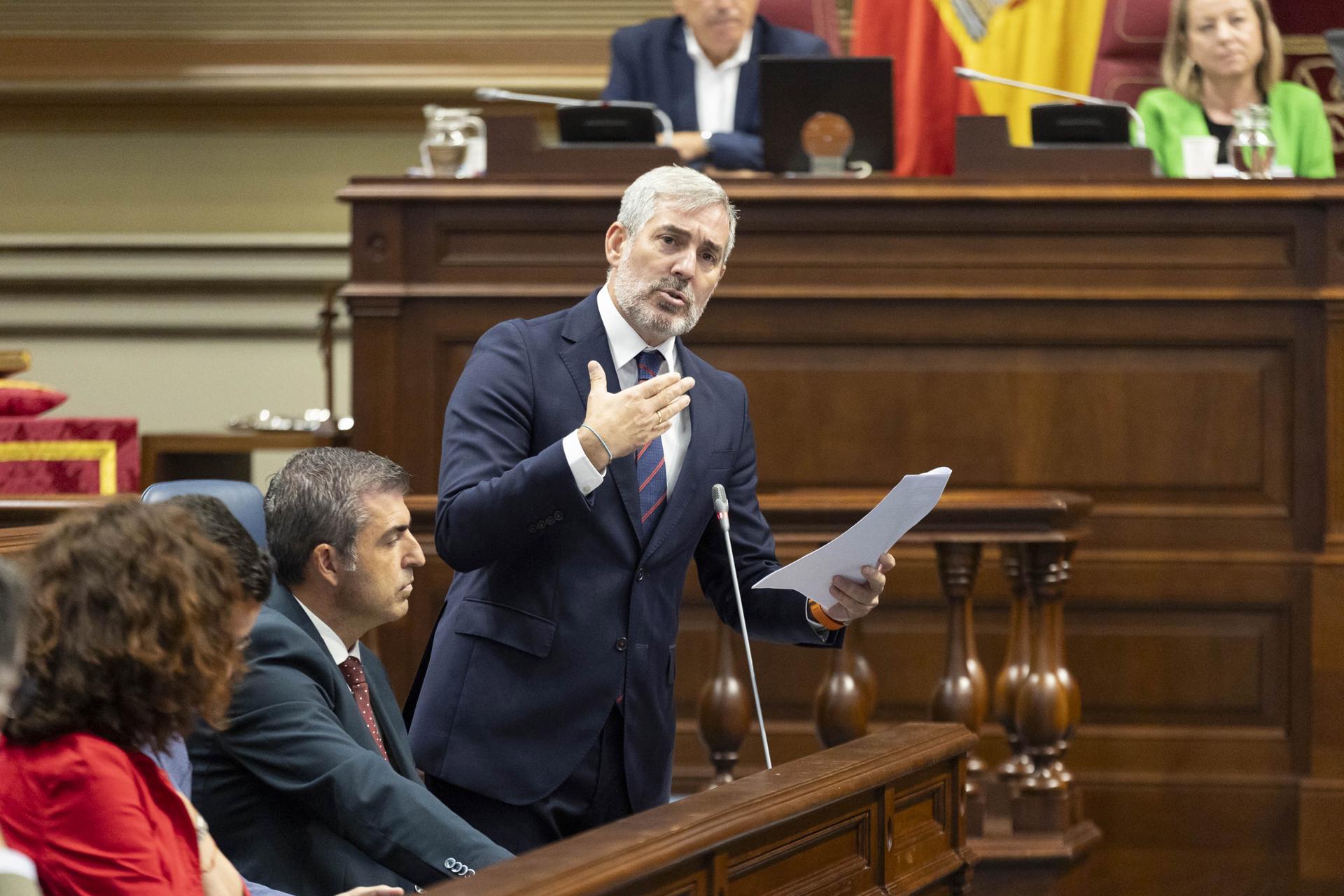 El presidente de Canarias, Fernando Clavijo (i), interviene en la sesión de control al Gobierno en el Parlamento de Canarias. EFE/Miguel Barreto