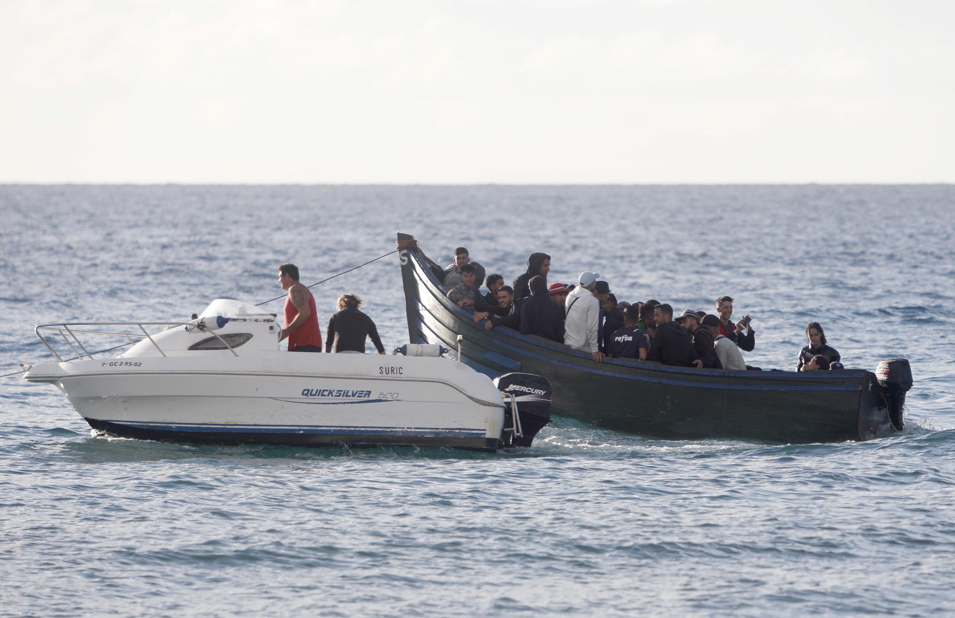 Salvamento Marítimo ha rescatado este lunes a 33 personas de origen magrebí localizadas a bordo de una patera a unos 100 metros de la playa de Arrieta, en Lanzarote. EFE/Juan Mateos