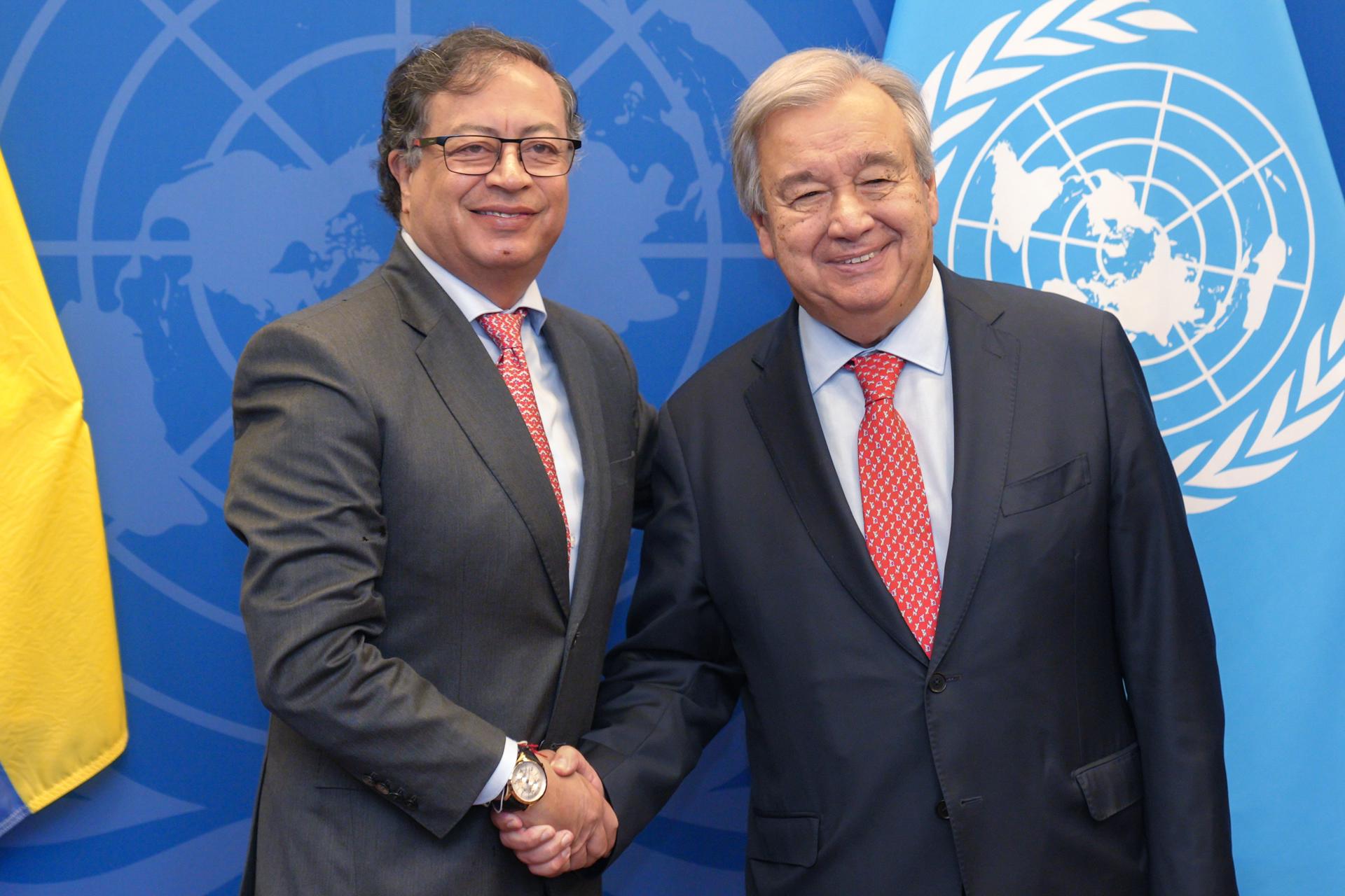 Fotografía cedida hoy por la Presidencia de Colombia que muestra al mandatario Gustavo Petro mientras saluda al secretario general de la ONU, Antonio Guterres, en Nueva York (EE.UU.). EFE/Presidencia de Colombia