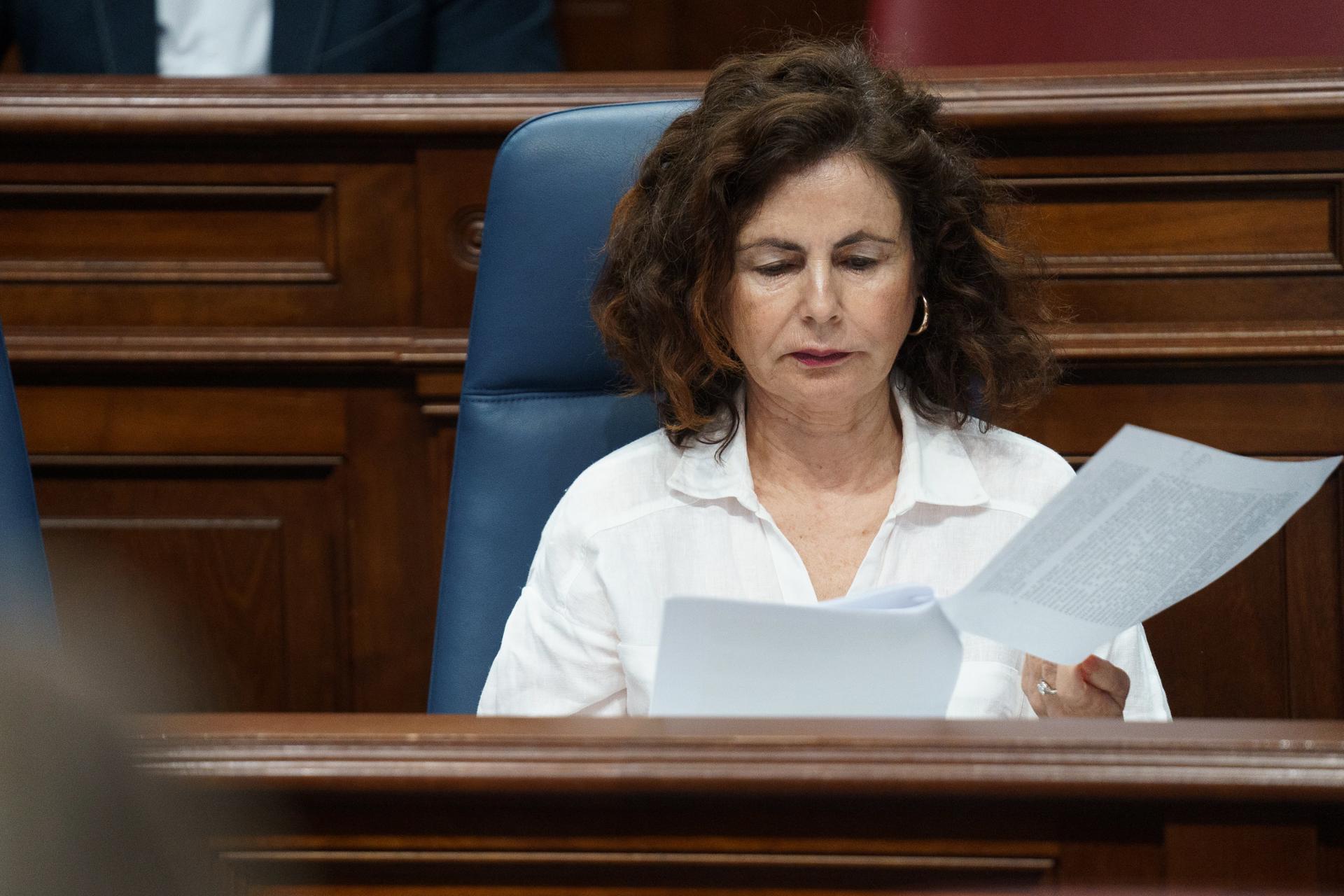 La consejera de Hacienda, y Relaciones con la Unión Europea, Matilde Asián, durante el pleno del Parlamento de Canarias celebrado este miércoles. EFE/Ramón de la Rocha